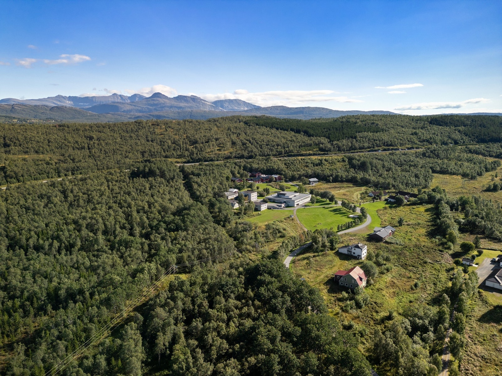 Avstand til Evenskjer sentrum med butikker og offentlige tjenester er ca. 4,5 km, og til Harstad/Narvik lufthavn Evenes ca. 13 km Galleribilde