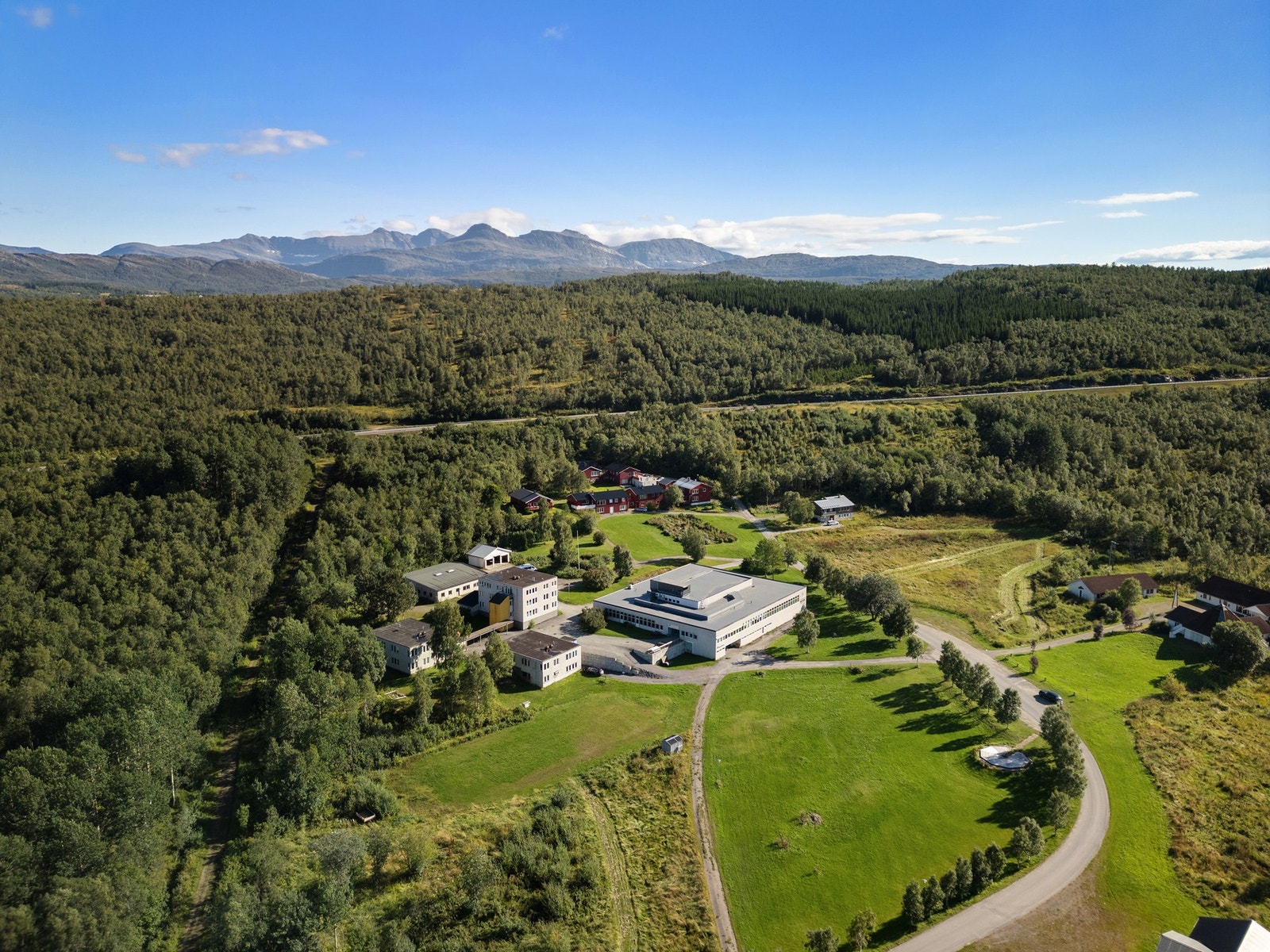 Skolebygningen er betydelig ombygd og oppgradert i 2019/2022 Galleribilde