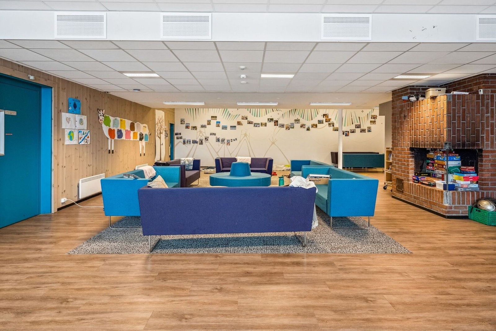 Sosial sone med sittegrupper som legger til rette for samvær og uformelle møter Galleribilde