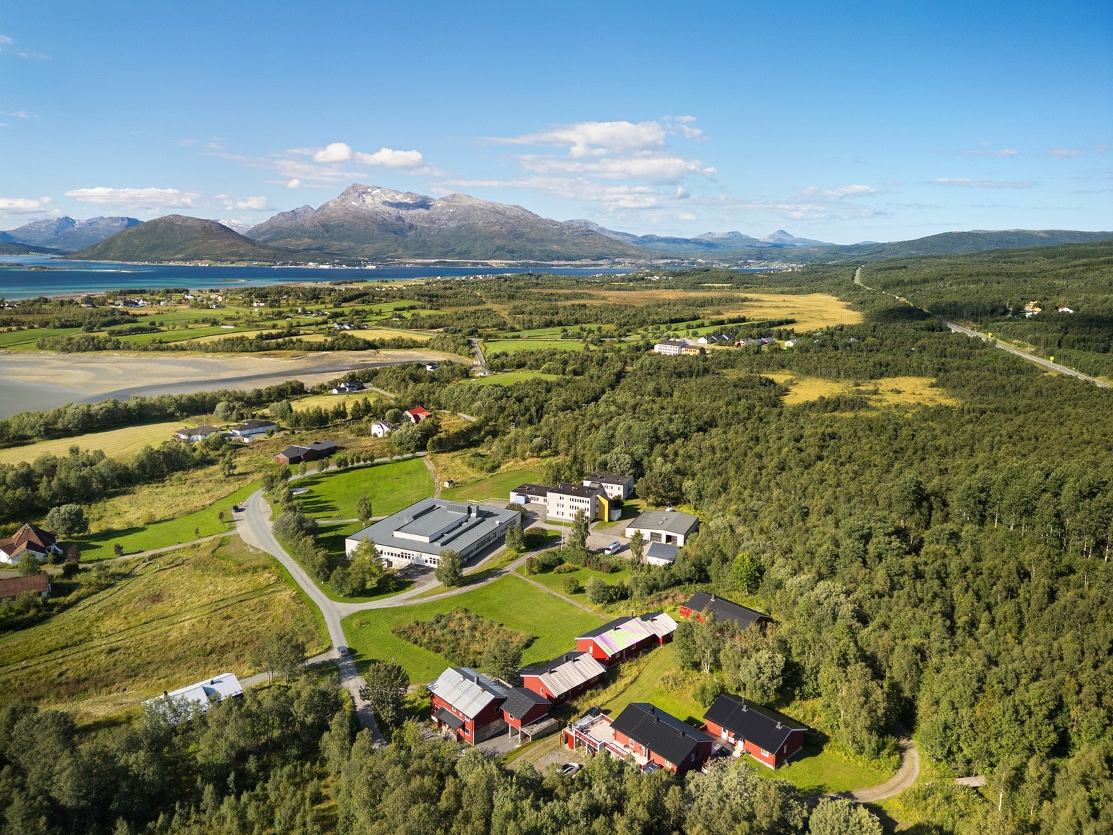 Rolige omgivelser og god avstand til gjennomgangstrafikk gir en behagelig ramme rundt eiendommen Galleribilde