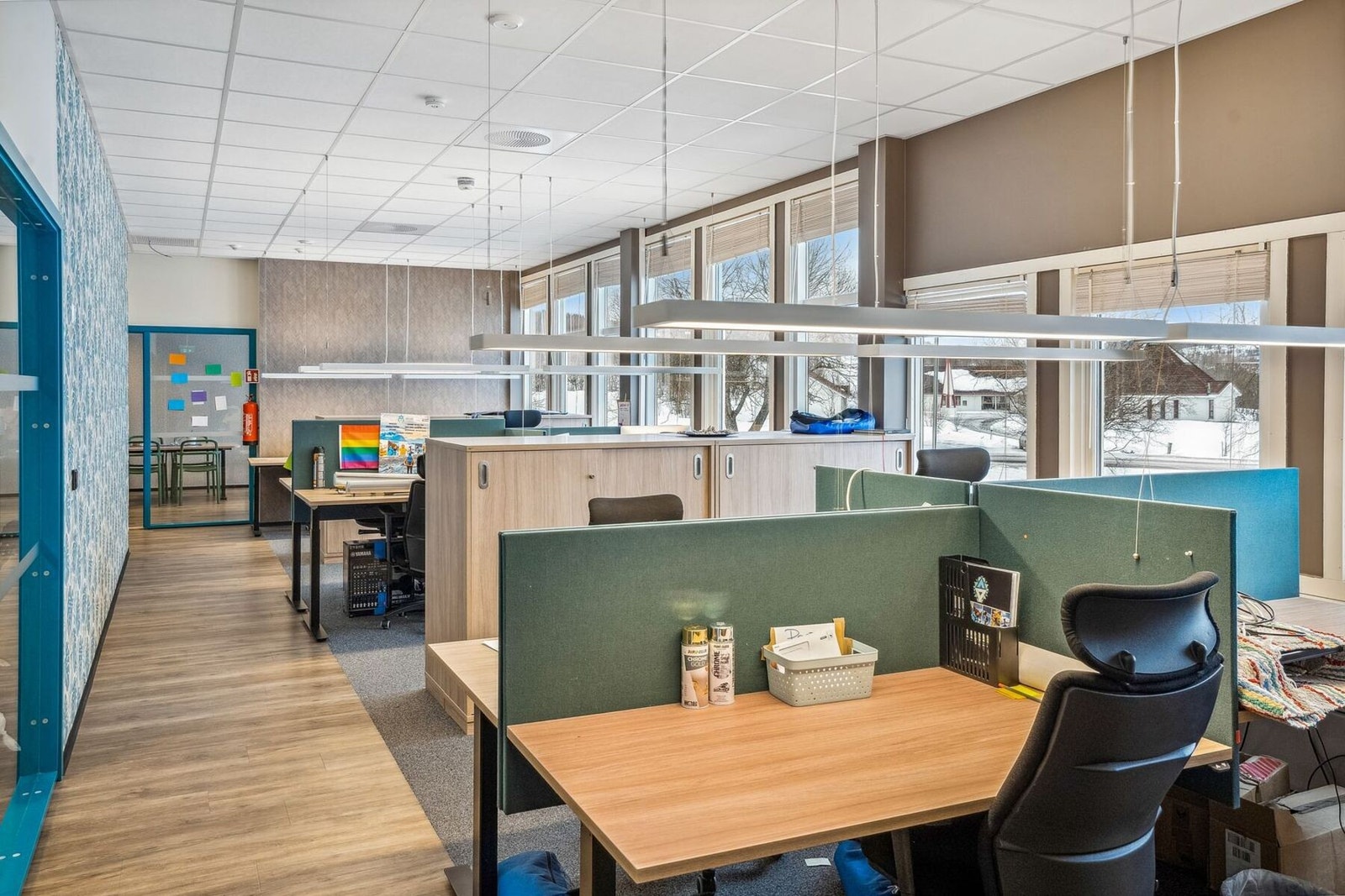 Åpent kontorlandskap med fleksible løsninger og god plassutnyttelse Galleribilde