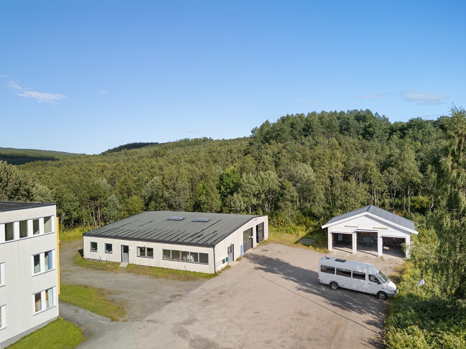 Verkstedbygning og trippelgarasje Galleribilde