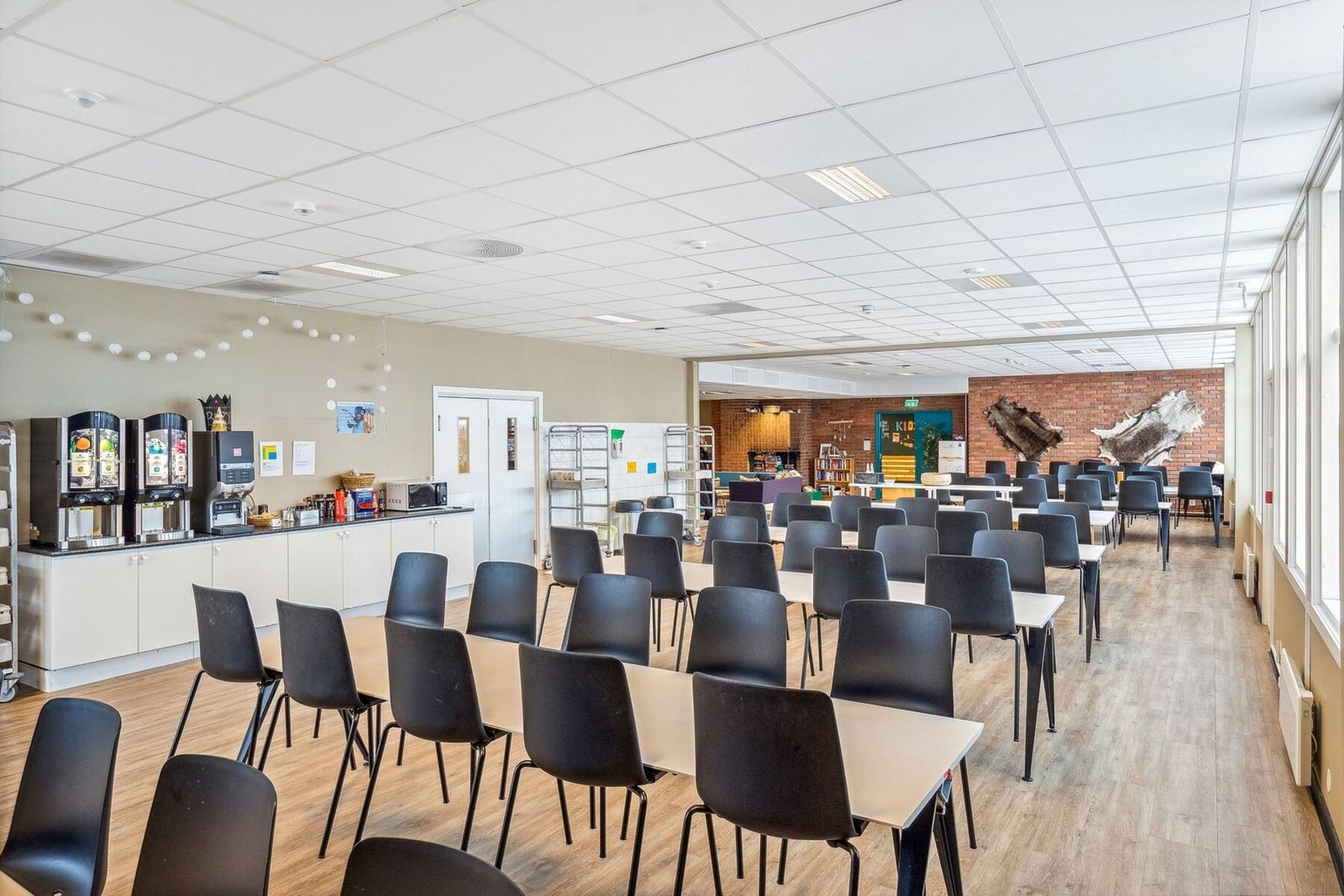 Spisesalen fremstår lys og åpen med fleksible møbleringsmuligheter Galleribilde