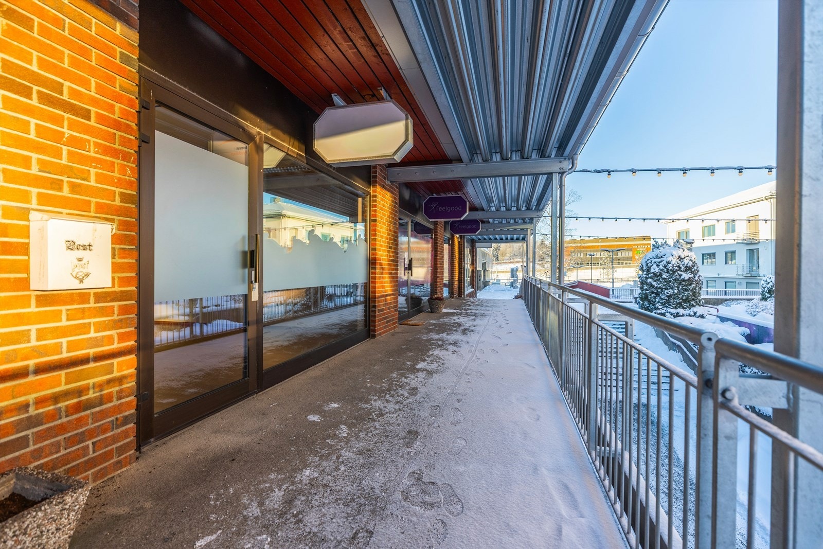 Lokalet ligger i 2. etasje, men har trappefri adkomst og i umiddelbar nærhet til Ski stasjon. Galleribilde