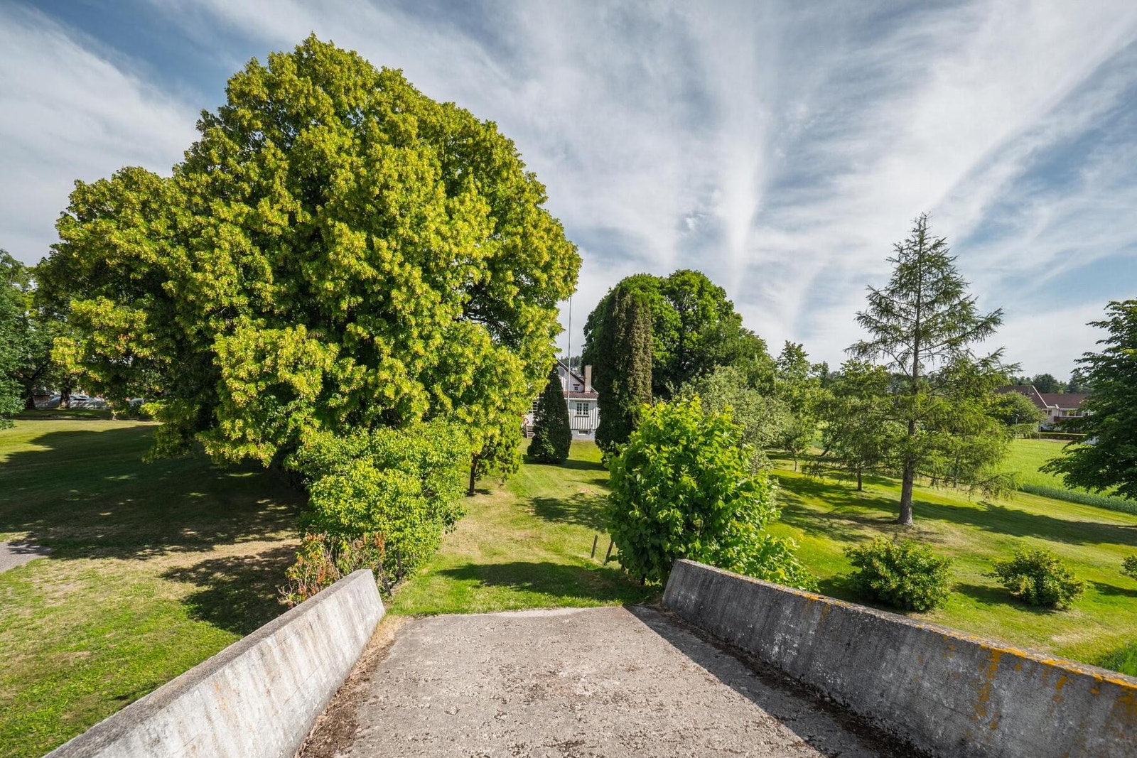 Låvebru mot det fradelte tunet Galleribilde
