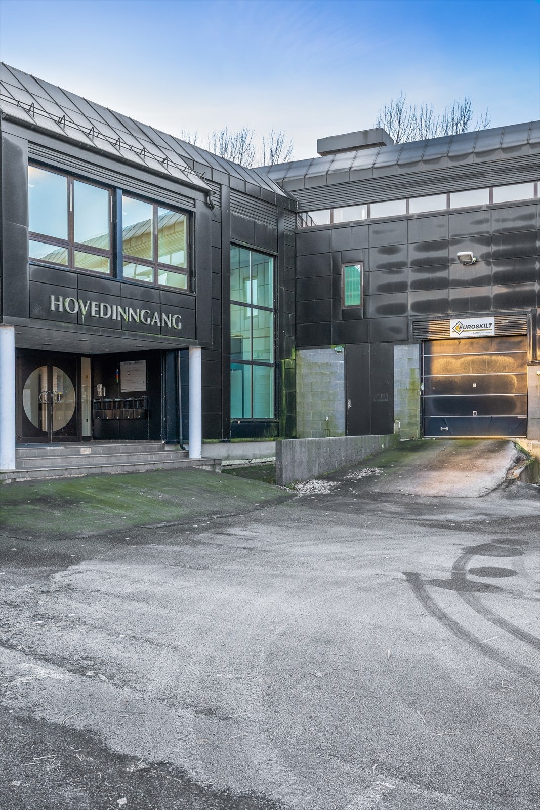 Hovedinngang og kjøreport Galleribilde