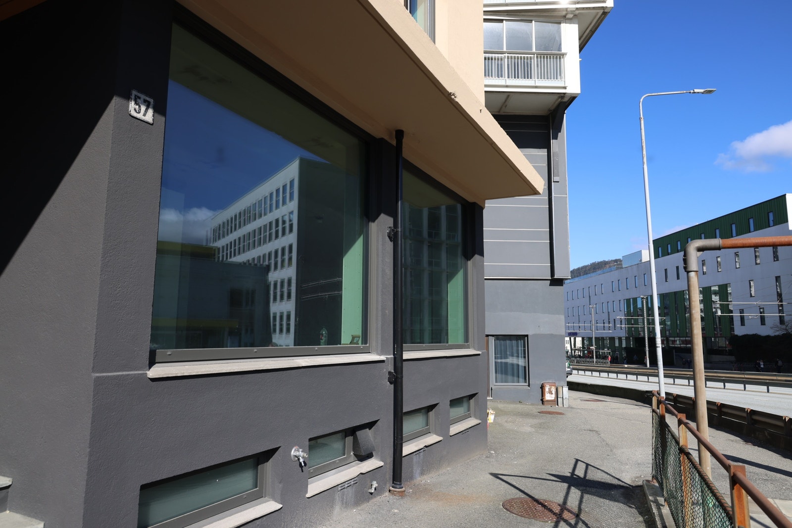 Fasade - Næringslokaler 1.etg - God eksponering ut mot Danmarksplass Galleribilde