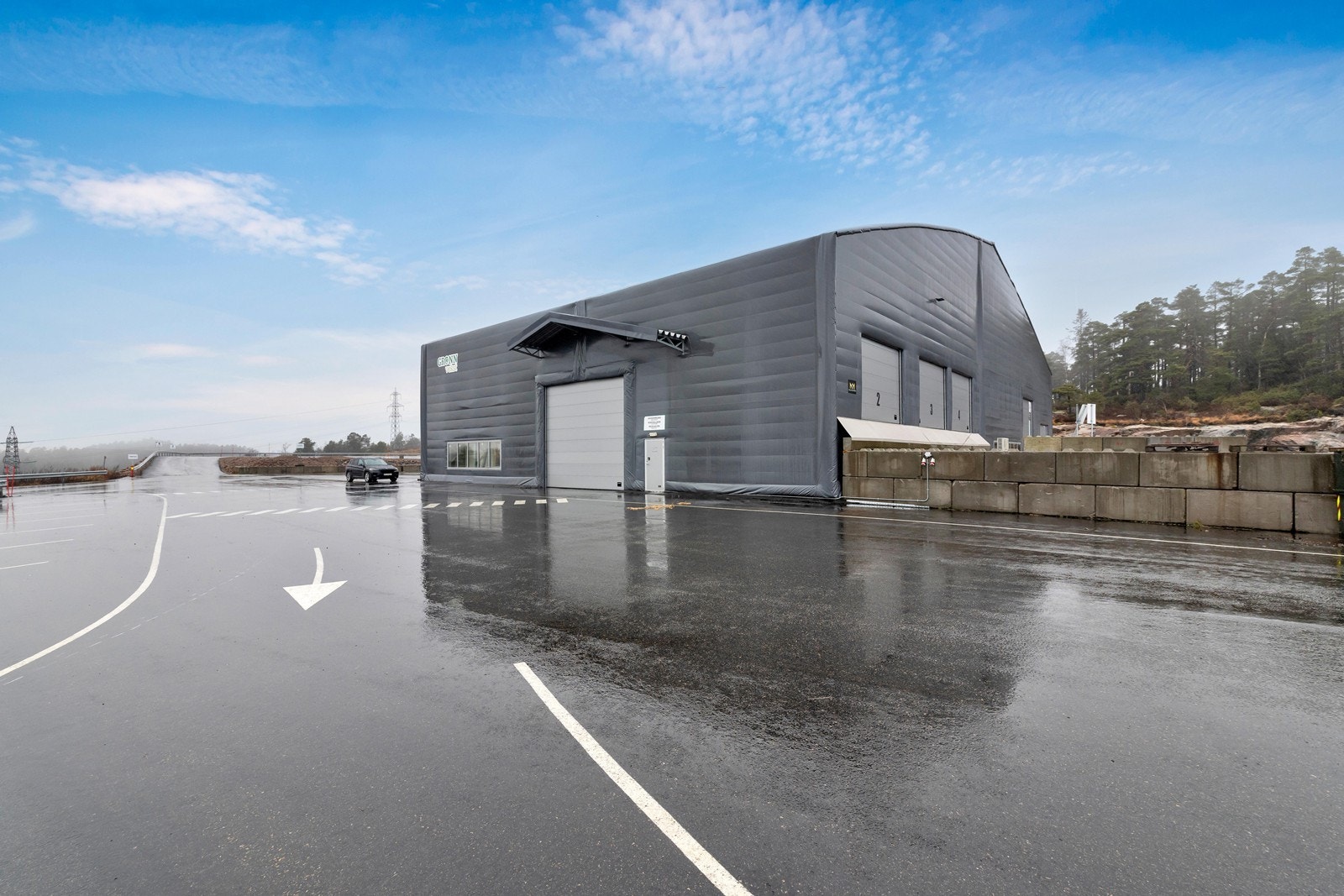 Eiendomsmegler Norge Næring har gleden av å presentere for leie en stor lagerhall på 1200 m2 med ca. 13 daa (asfaltert) tomt med stor utvendig lagringskapasitet. Galleribilde