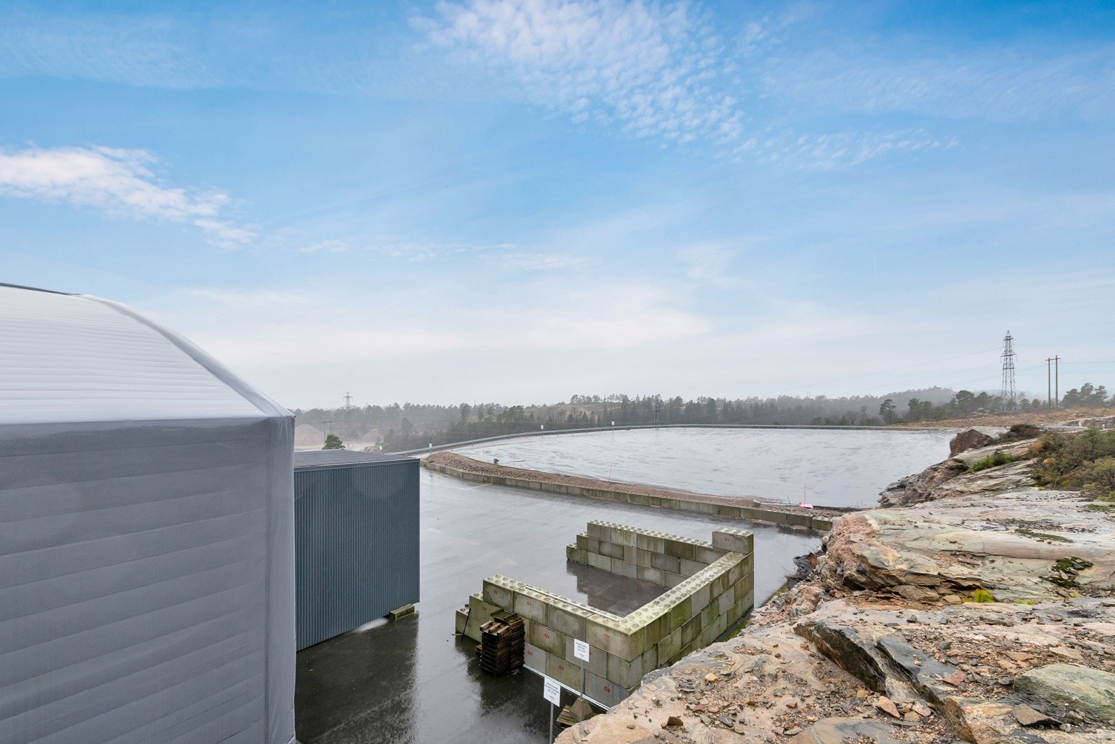 13 mål tomt asfaltert. Galleribilde