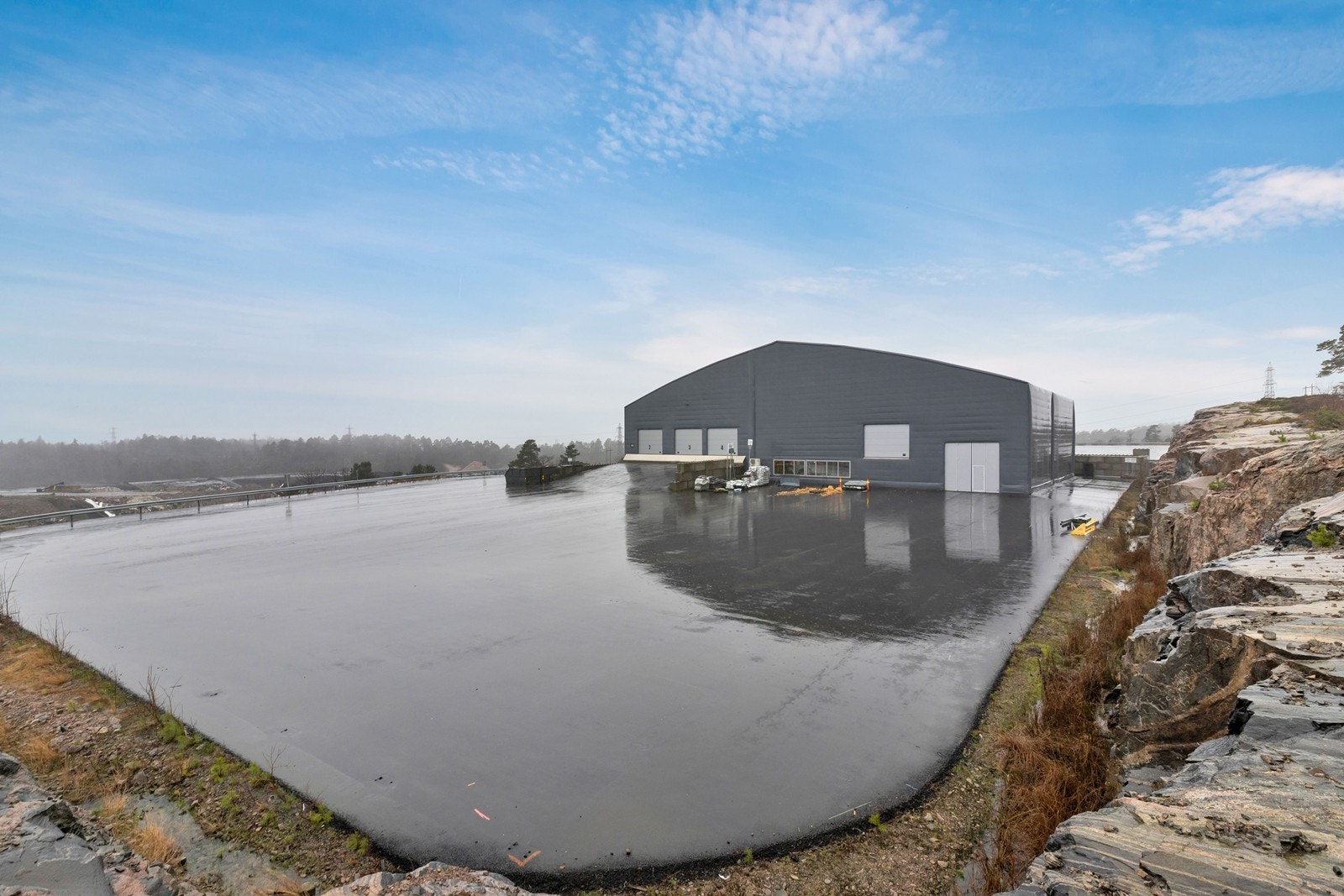 Bygget er en isolert plast hall og er satt opp i 2022. Galleribilde