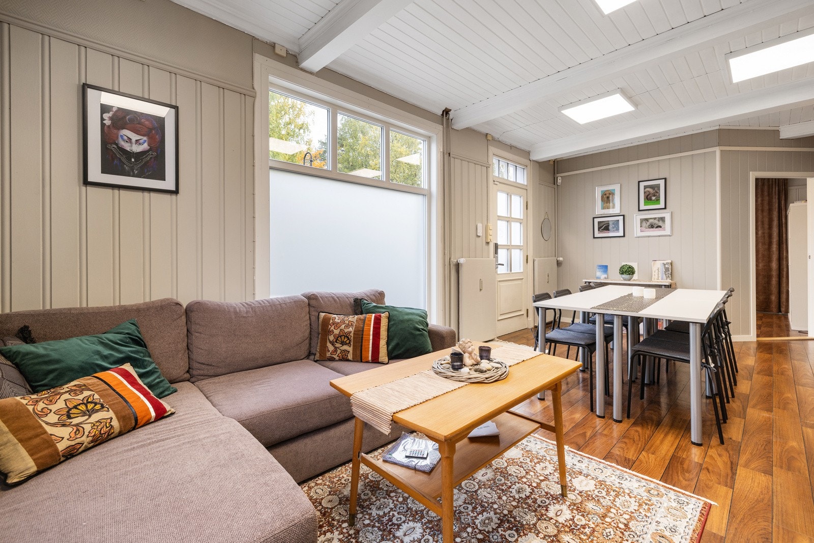 Store vinduer gir godt med lys inn. Galleribilde