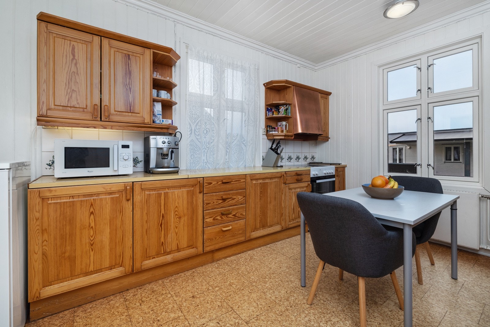 Bra med lagringsplass i over og underskap. Galleribilde