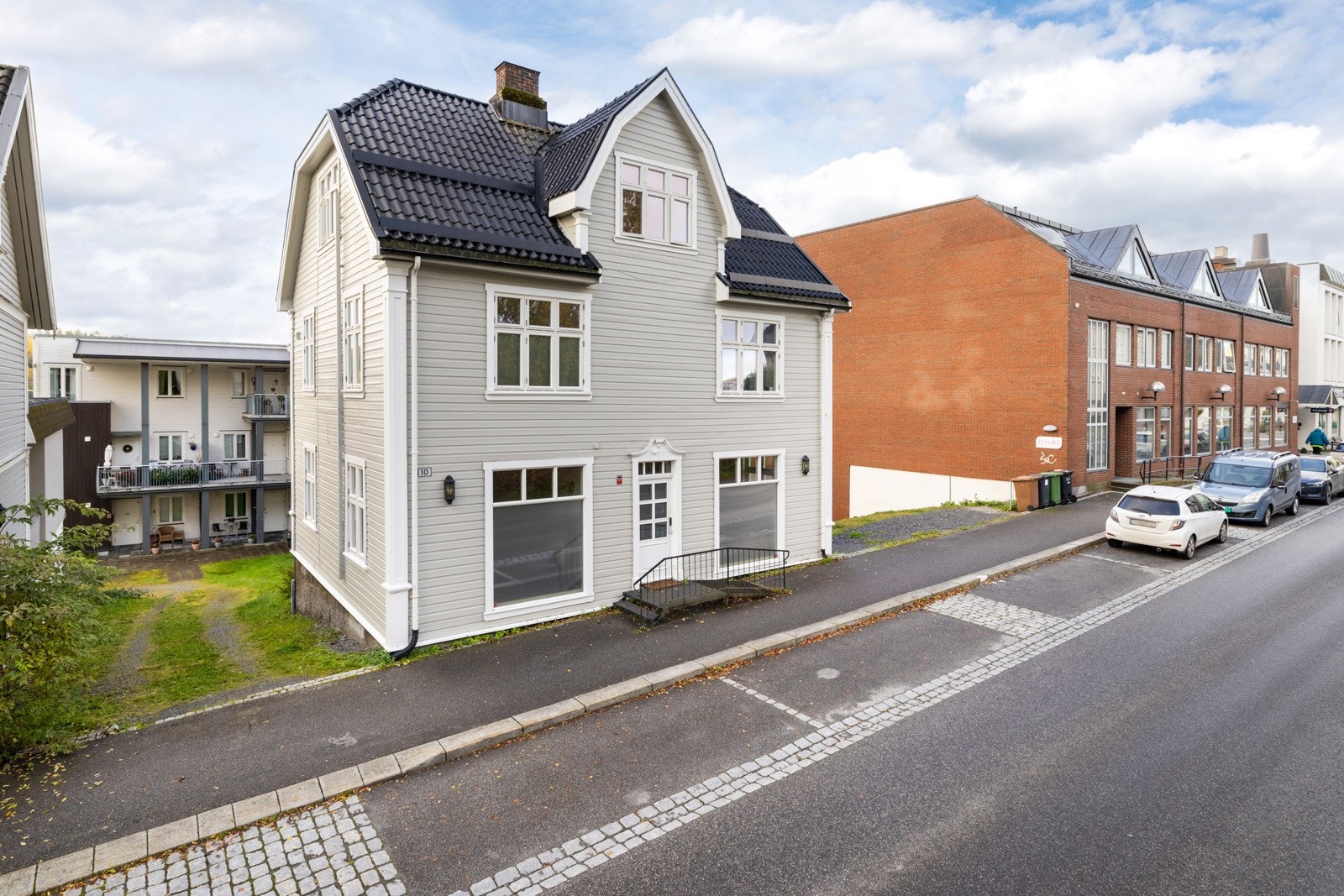 Bygget har byttet de aller fleste vinduer, og taktekkingen er nyere. Galleribilde