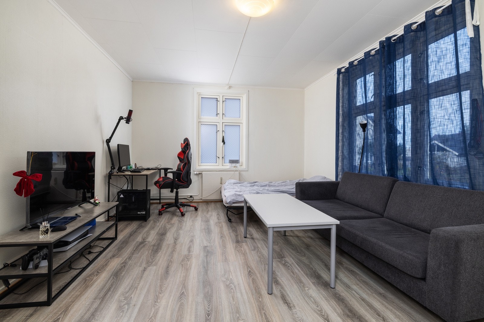 Stue/ oppholdsrom med god plass. Galleribilde