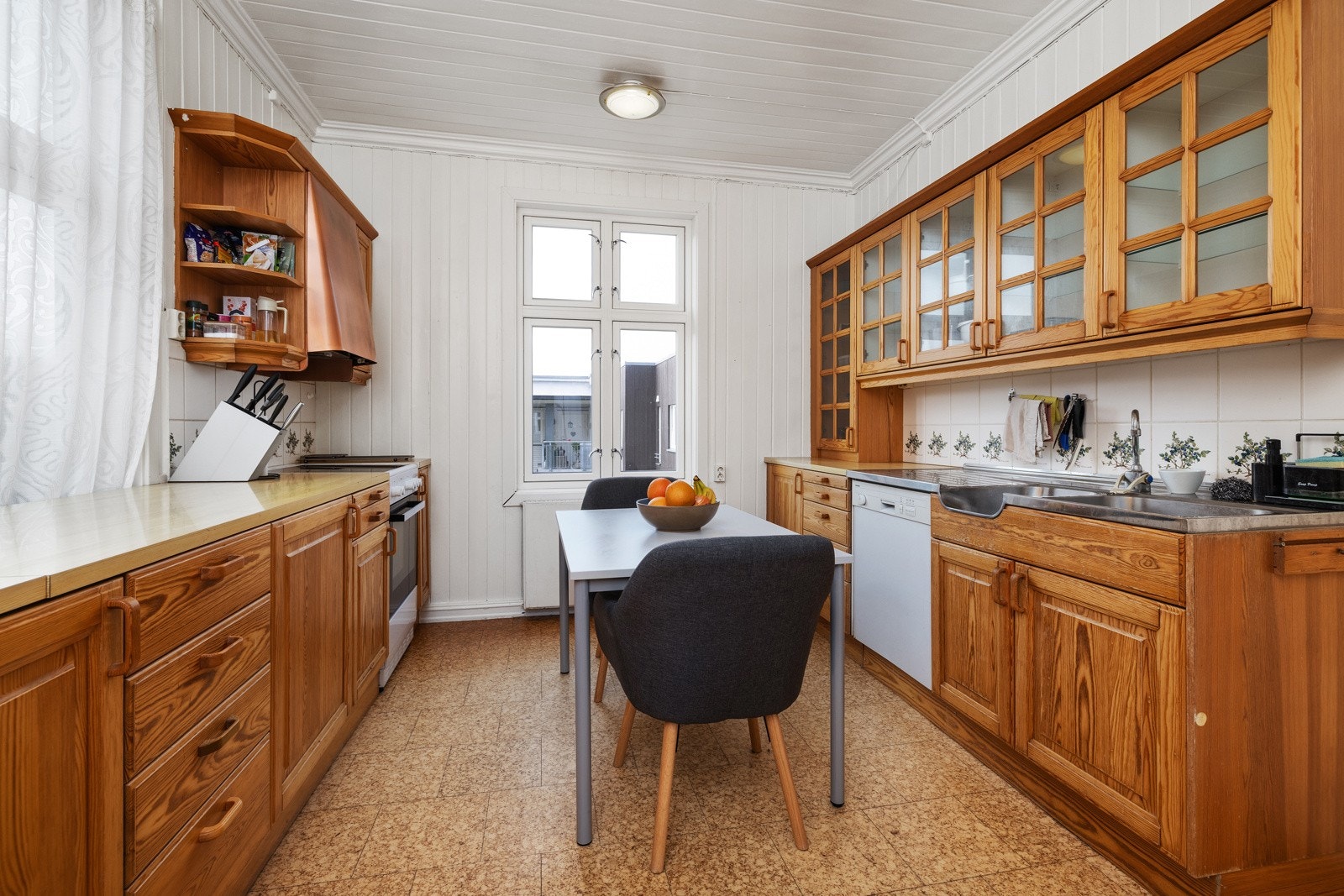 Stort og lyst kjøkken. Galleribilde