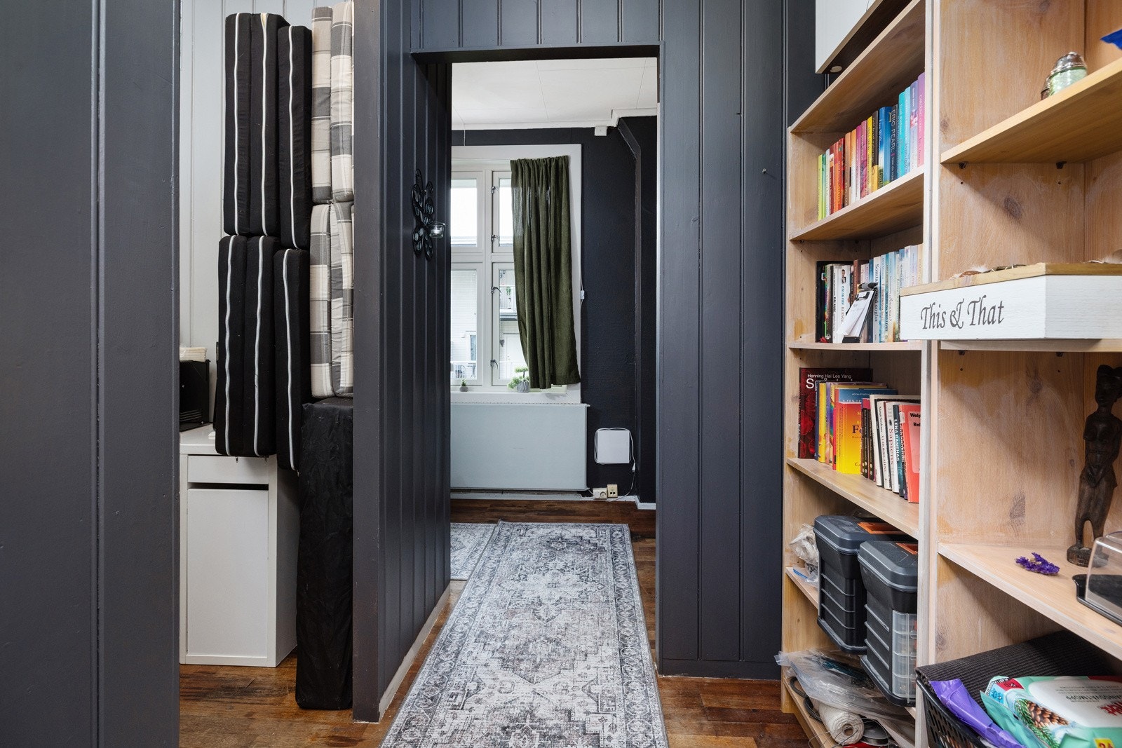 Gangen fra hovedrommet fører til personalerom/kjøkken, og adkomst ut i felles gang. Galleribilde