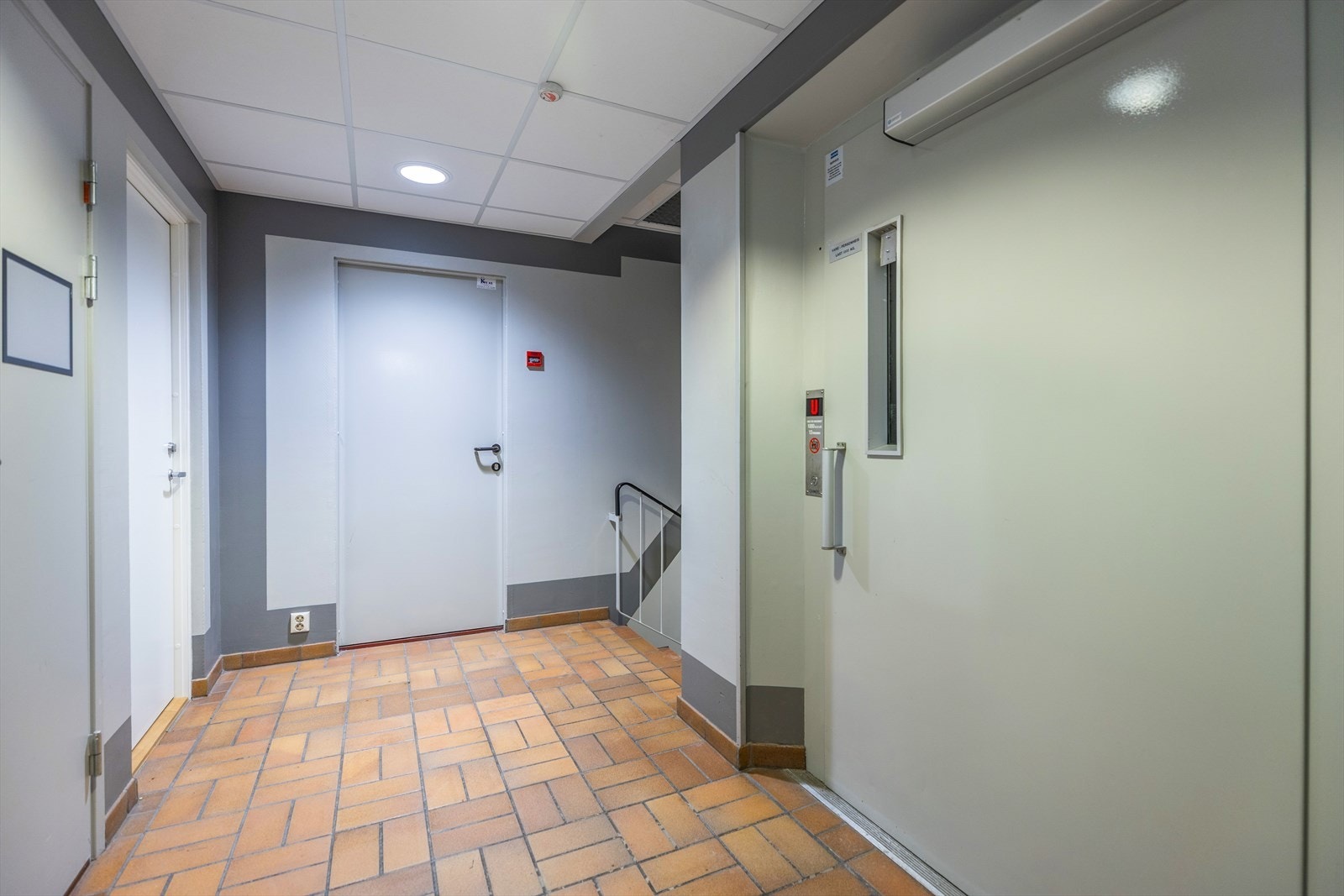 Lokaler ligger i 3. etasje med tilgang via trapp/heis. Galleribilde