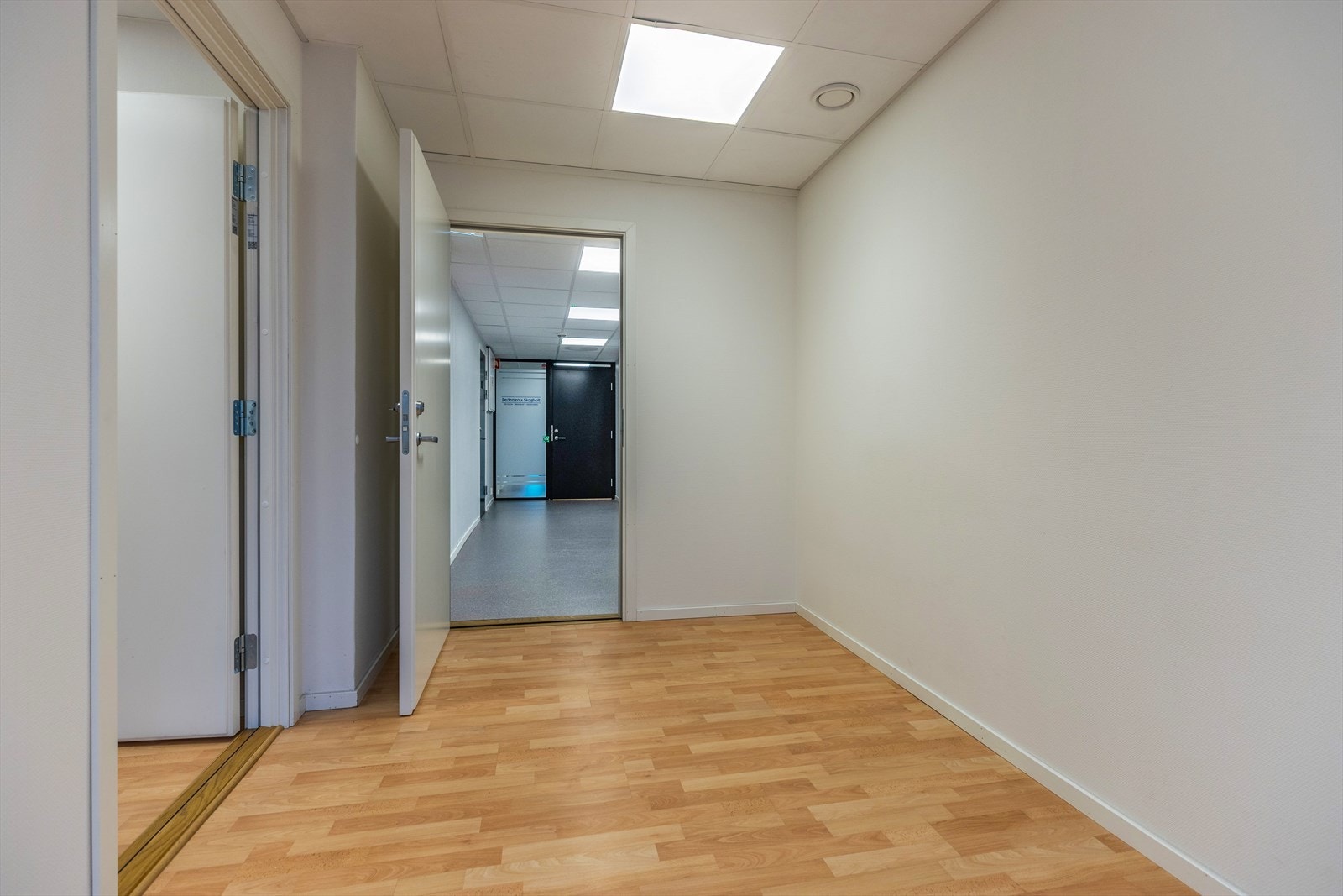 Tilhørende venterom - lokaler er tidligere benyttet innen kurs/undervisning. Galleribilde