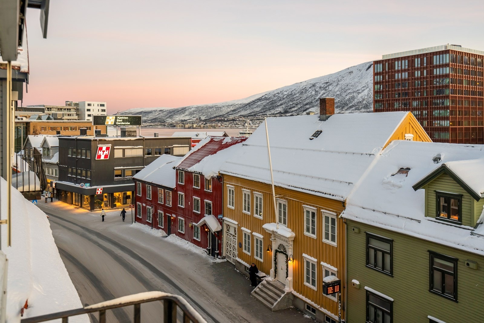 Nydelig utsikt mot nord, bussholderplasser på andre siden av gaten Galleribilde