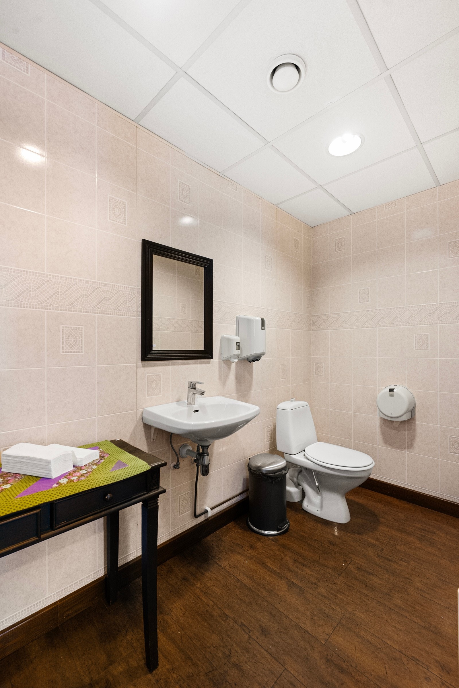 Næringsdelen har toalett plassert i bakre del av restaurantlokalet. Galleribilde