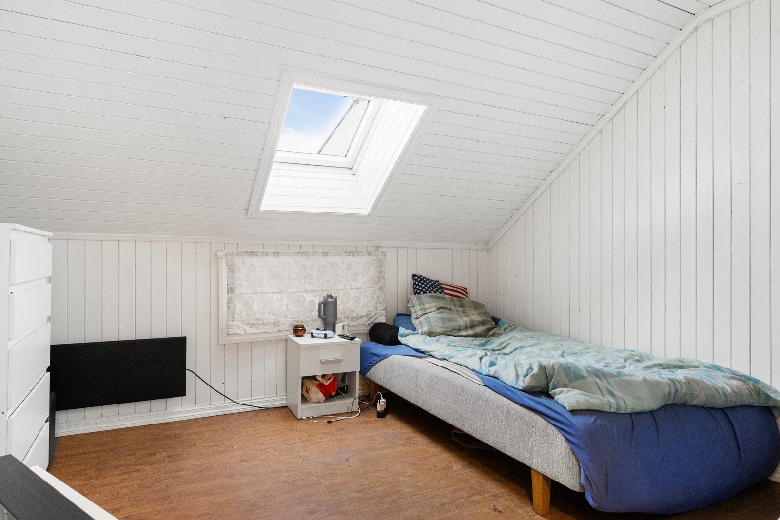 I 2. etasje finner du to leiligheter som per i dag er utleid. Kjøper vil overta eksisterende leieforhold. Galleribilde