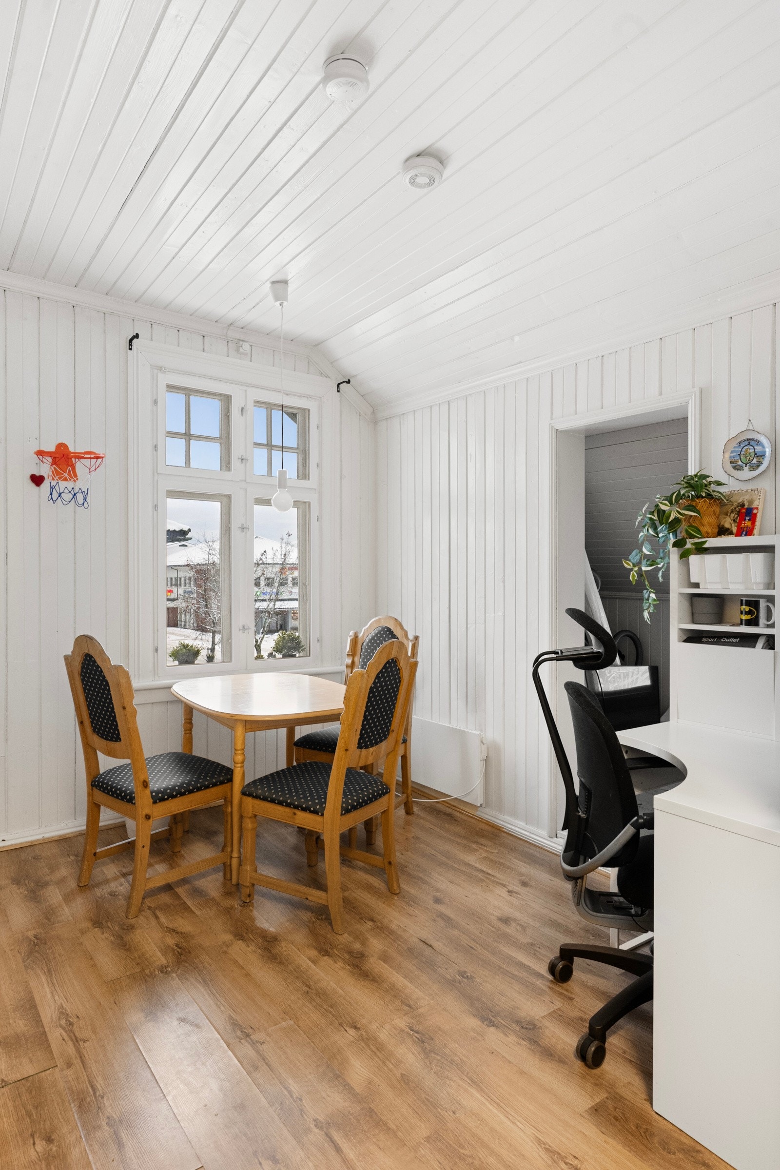 Leilighetene gir samlede leieinntekter på kr 180.000,- per år iht. gjeldende leieavtaler. Galleribilde