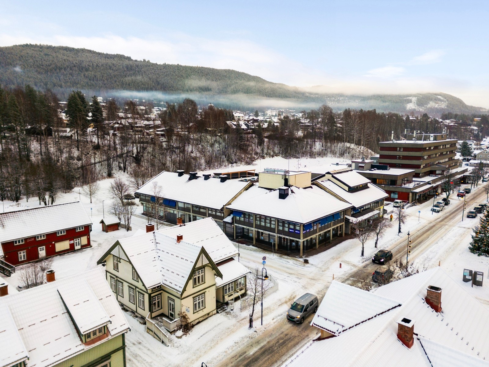 Rundt bygget finnes det utvendige arealer som bl.a er fint til uteservering etc. Her er også vinterhage fra ca. 1993 Galleribilde