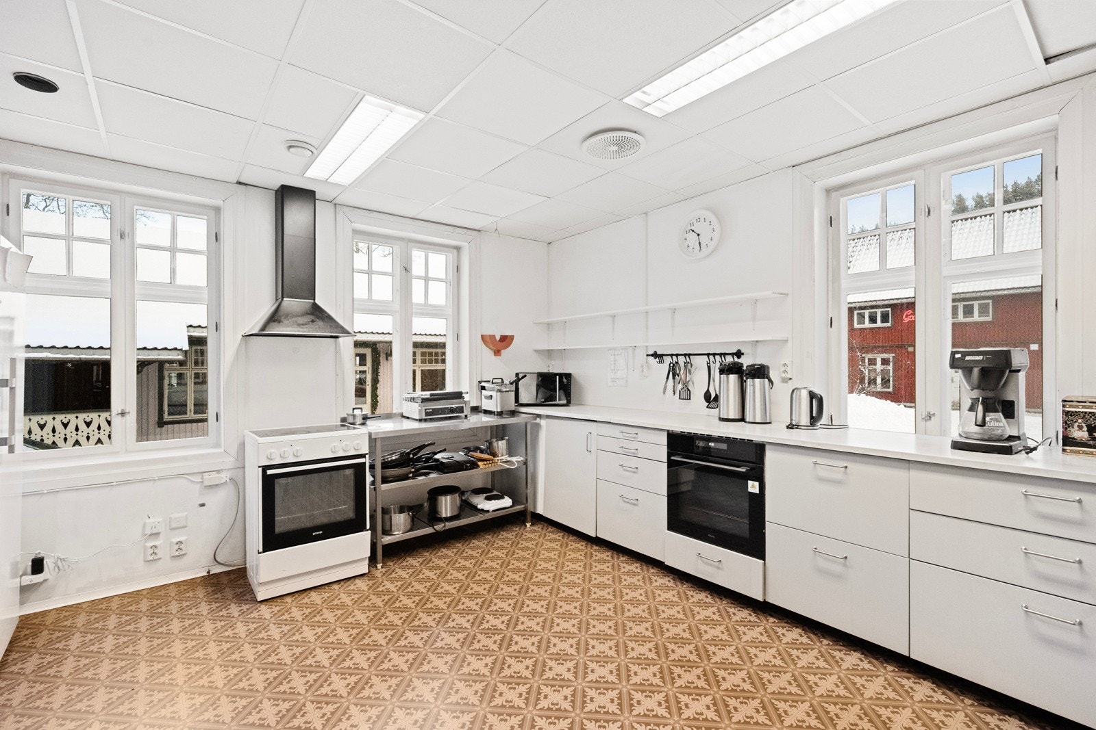 Kjøkken for næringsdelen er renovert i 2019 med ny innredning og oppgraderte overflater som nye takplater og nytt gulvbelegg. Galleribilde