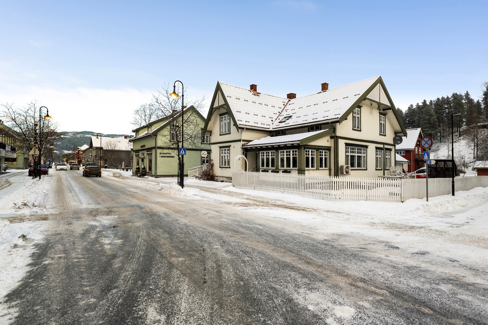 Eiendommen er regulert til næringsformål iht. gjeldende sentrumsplan, hvor 1. etasje skal benyttes til næring, mens høyere plan kan benyttes til boligformål. Galleribilde