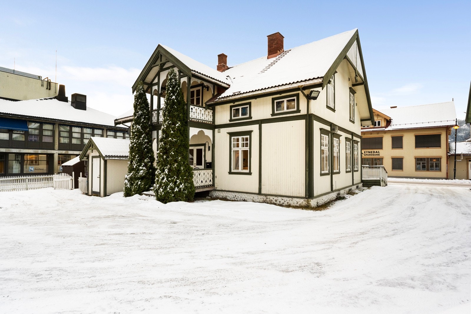 Eiendommen er svært sentralt beliggende langs Storgata på Dokka. Her finner man et rikt utvalg av butikker, service fasiliteter og serveringssteder og eiendommen er plassert midt i smørøyet med gangavstand til "alt". Galleribilde