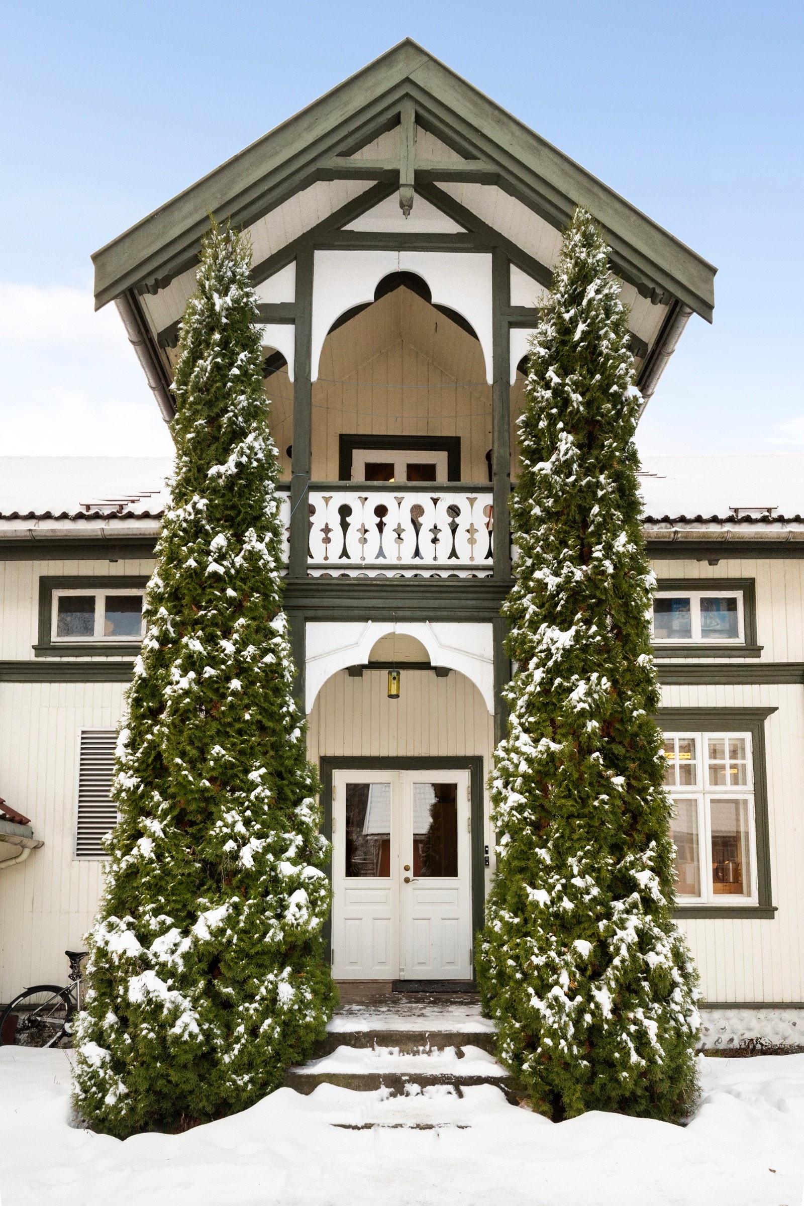 Bygget består av næringslokale i 1. etasje og to leiligheter i 2. etasje Galleribilde