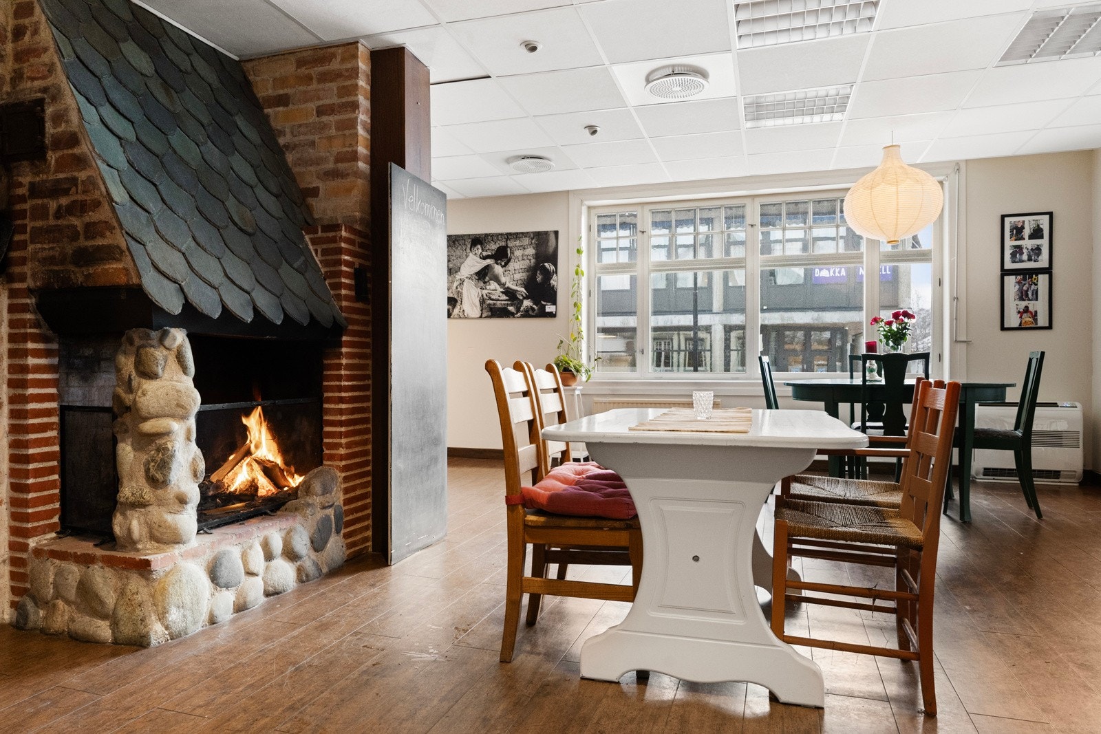 I næringsdelen er det installert luft-til-luft-varmepumpe samt en stemningsfull åpen peis som gir lun og behagelig atmosfære. Galleribilde