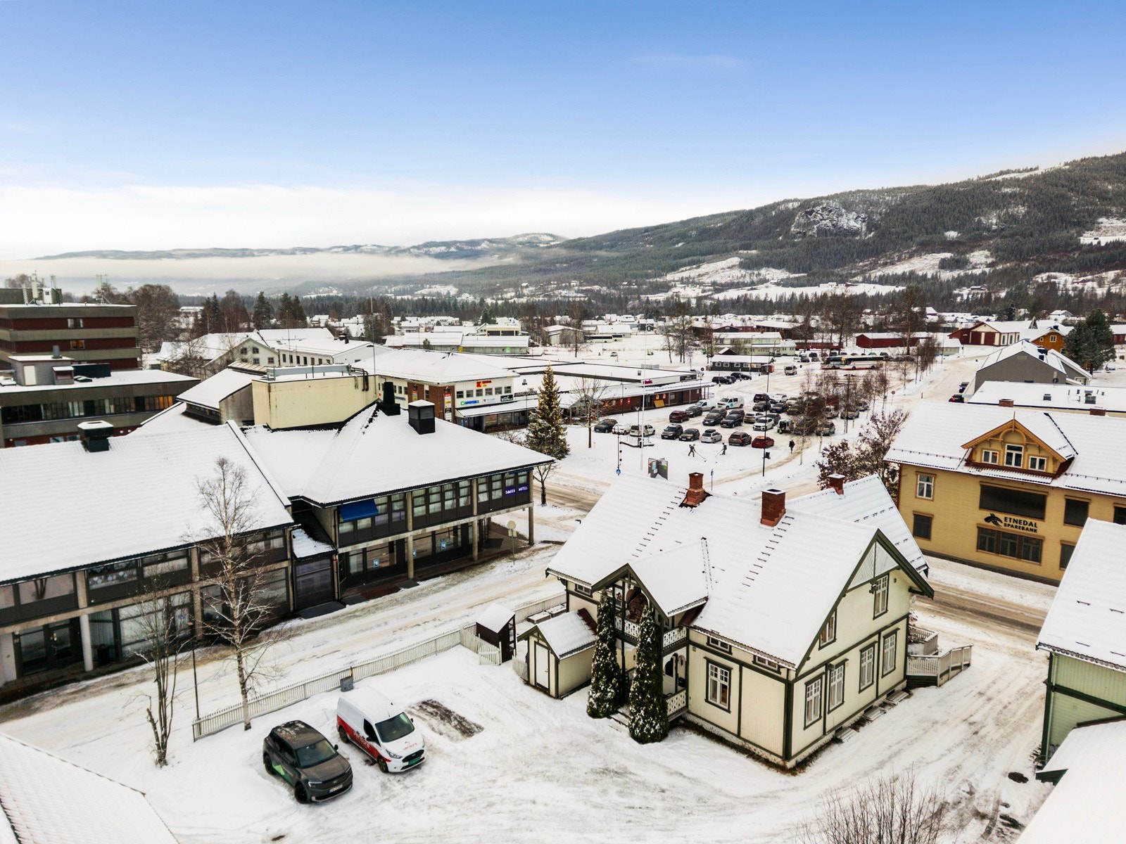 Ute er det også plass til kasser til dyking av grønnsaker og blomster, samt plass til utemøbler Galleribilde