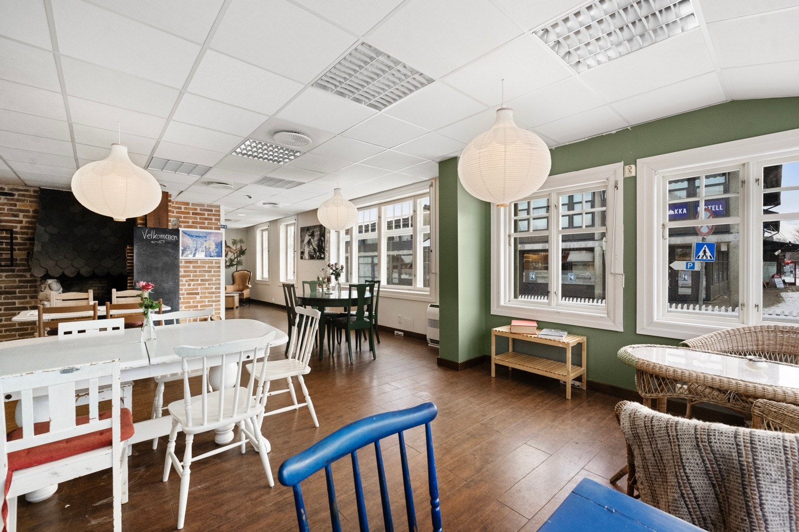 Næringsdelen har de senere årene vært benyttet til kafédrift, og inneholder et trivelig serveringslokale med koselig ildsted, kjøkkenrom samt toalettfasiliteter Galleribilde