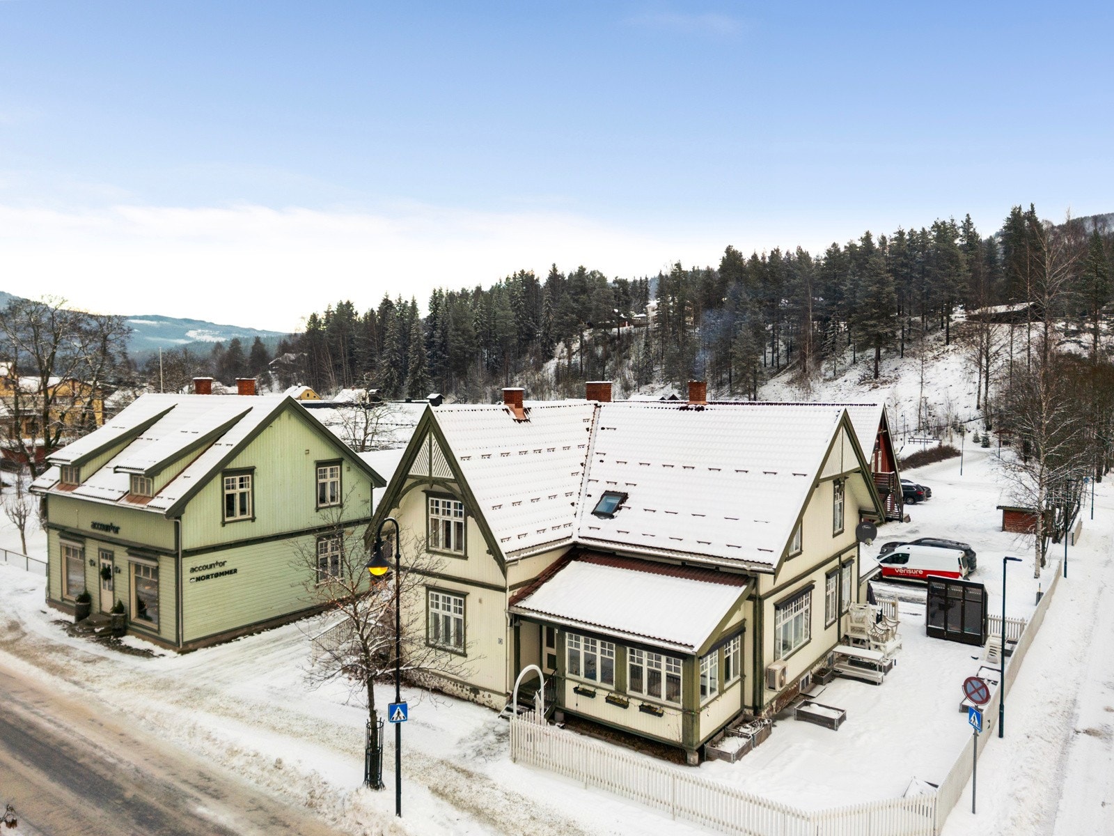 Bygningen er oppført ca. 1906, opprinnelig som tømmerhus, og er senere oppgradert og ombygd til dagens utforming Galleribilde