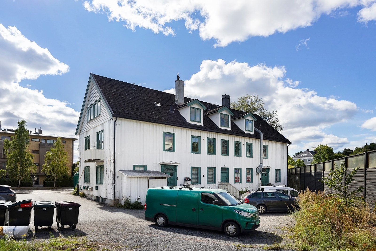 Det er totalt ca. 16 parkeringsplasser på sameiets tomt. Det medfølger en parkeringsplass pr. seksjon. Galleribilde