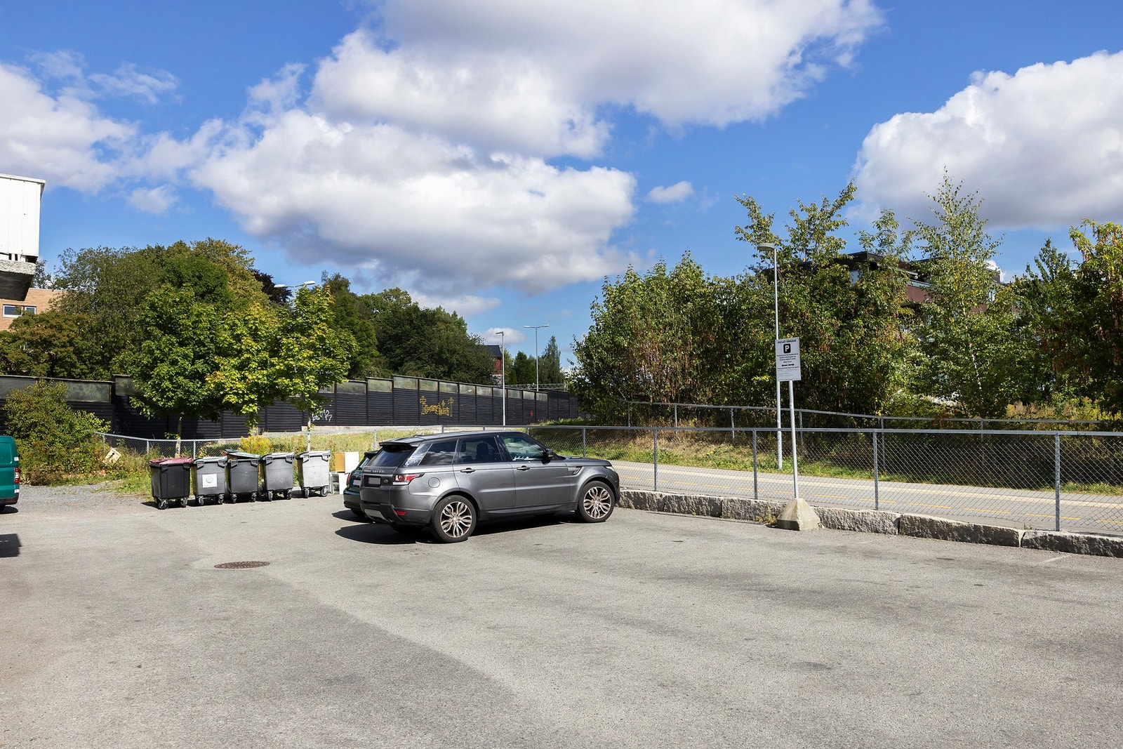 Det er vedtatt at man inngå avtale med parkeringsselskap som skal drifte de siste 8 parkeringsplassene. Galleribilde