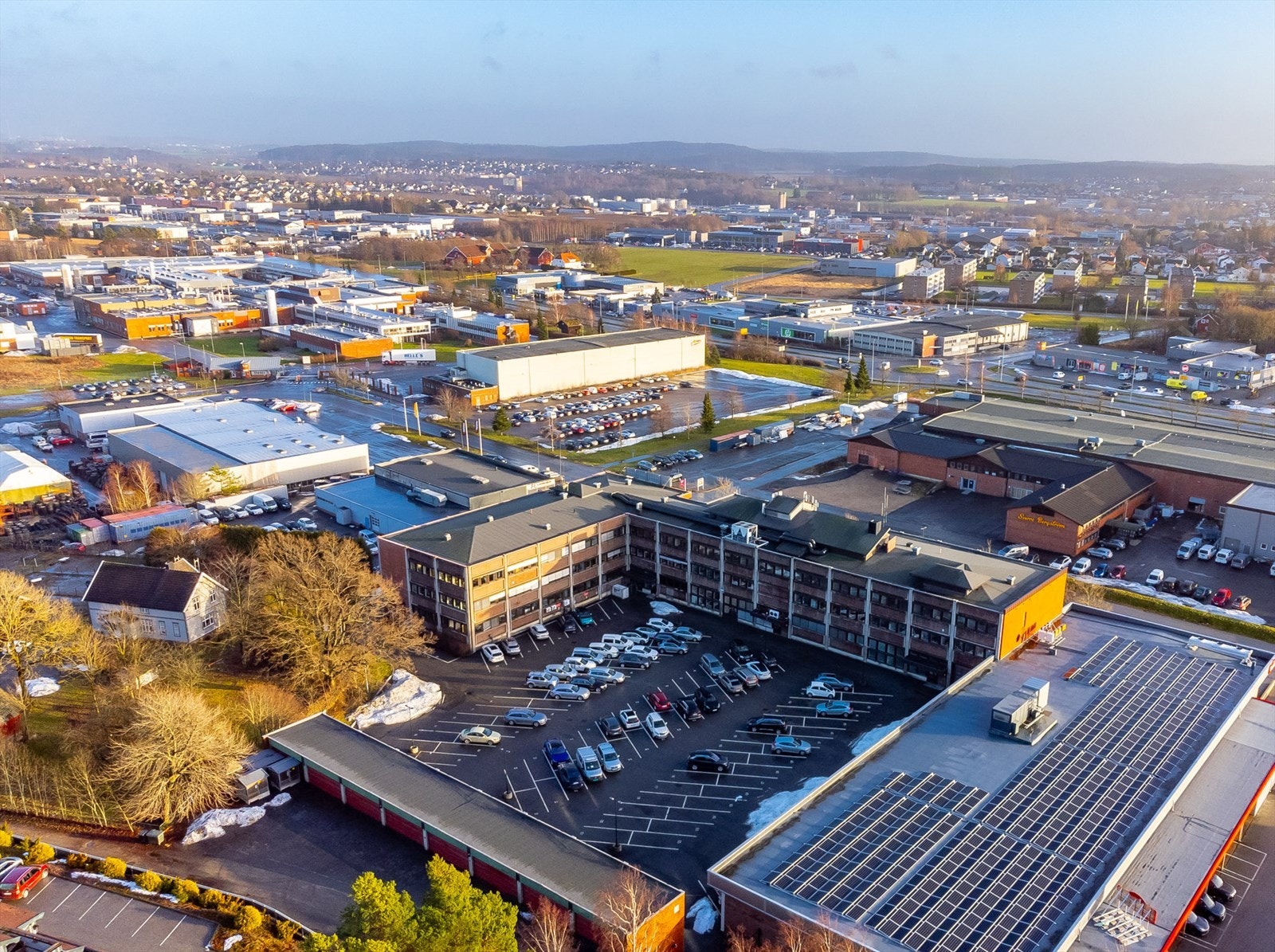 Stabburveien 18 ligger i et kontor og handelsområde langs hovedaksen mellom Sarpsborg og Fredrikstad Galleribilde