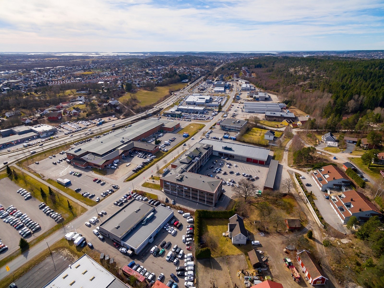 Stabburveien 18 ligger i et kontor og handelsområde langs hovedaksen mellom Sarpsborg og Fredrikstad Galleribilde