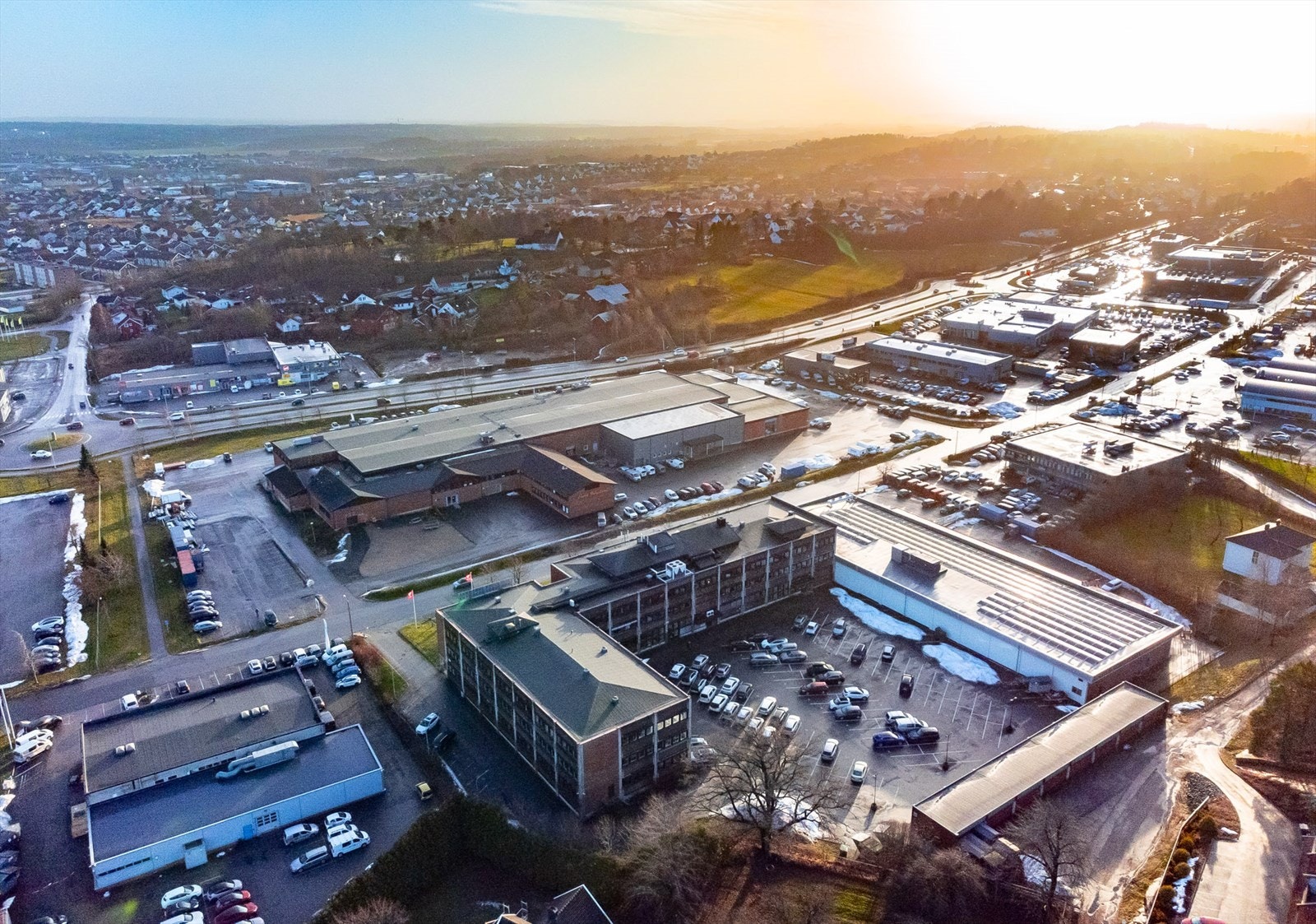 Stabburveien 18 ligger i et kontor og handelsområde langs hovedaksen mellom Sarpsborg og Fredrikstad Galleribilde