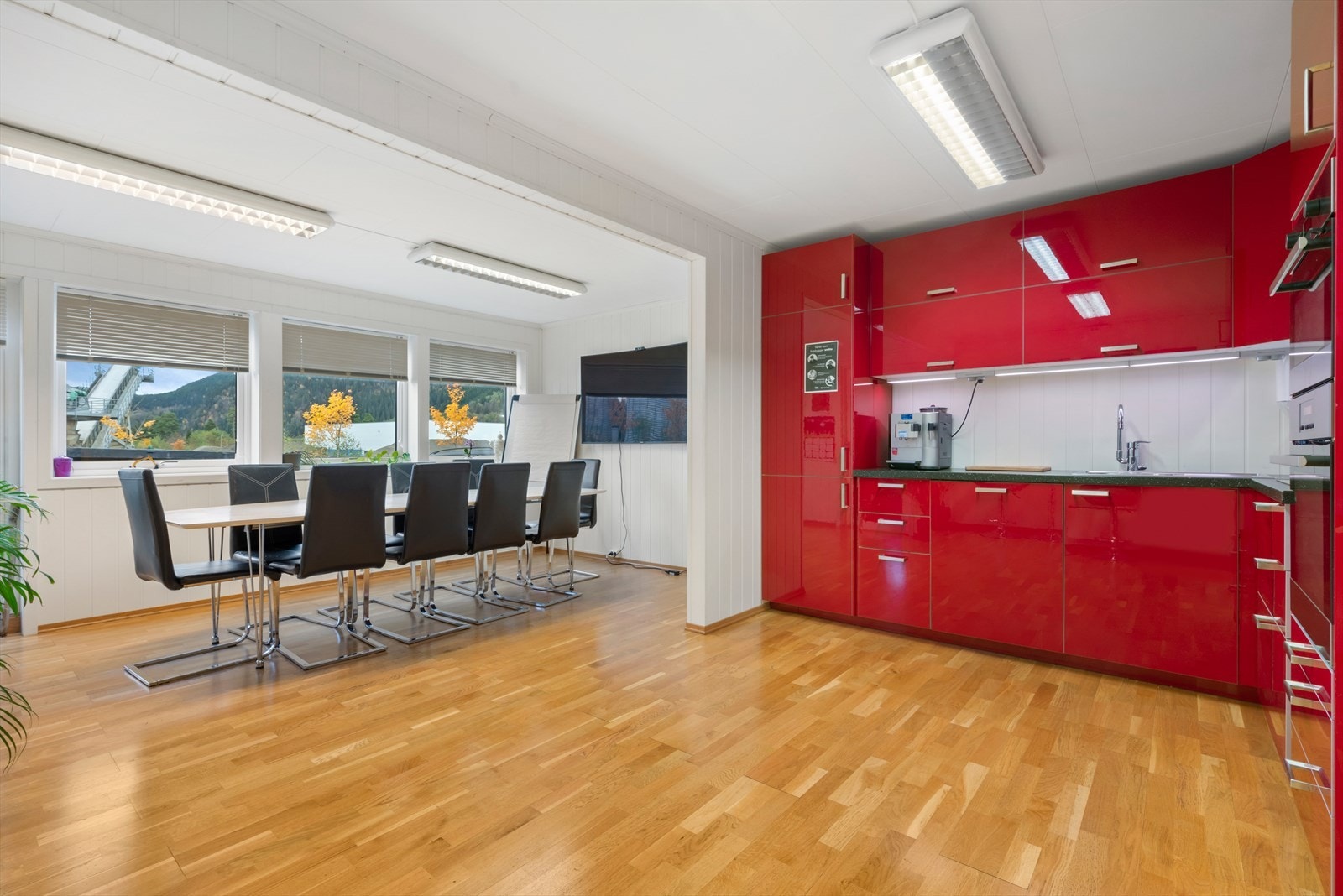 Møterom og spiserom med åpent kjøkken. Galleribilde