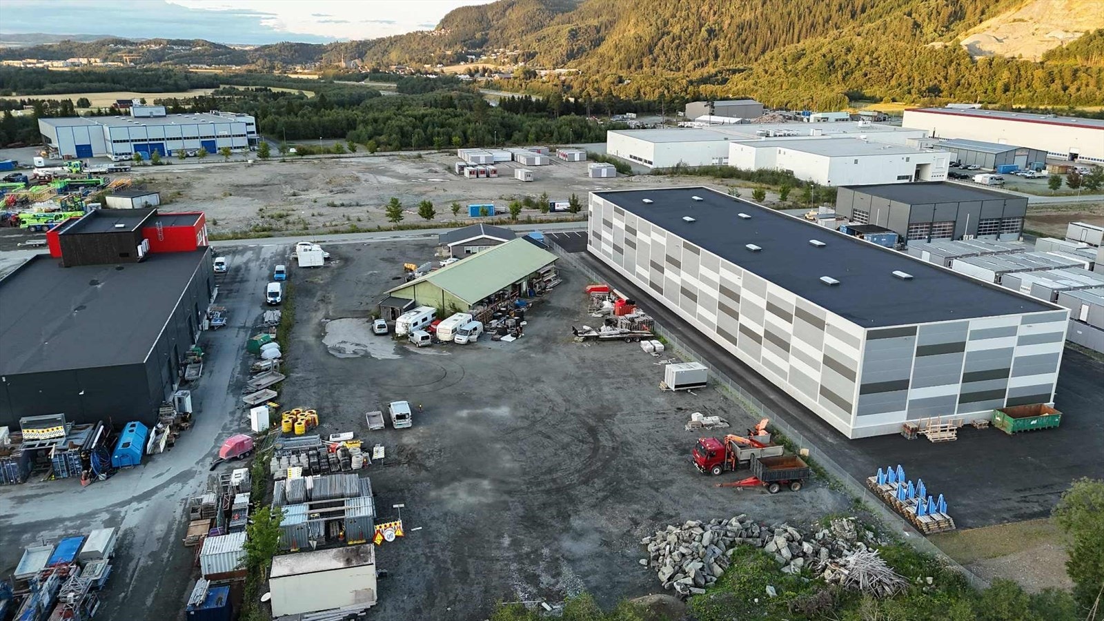 Tomten har nye bygg på begge sider Galleribilde