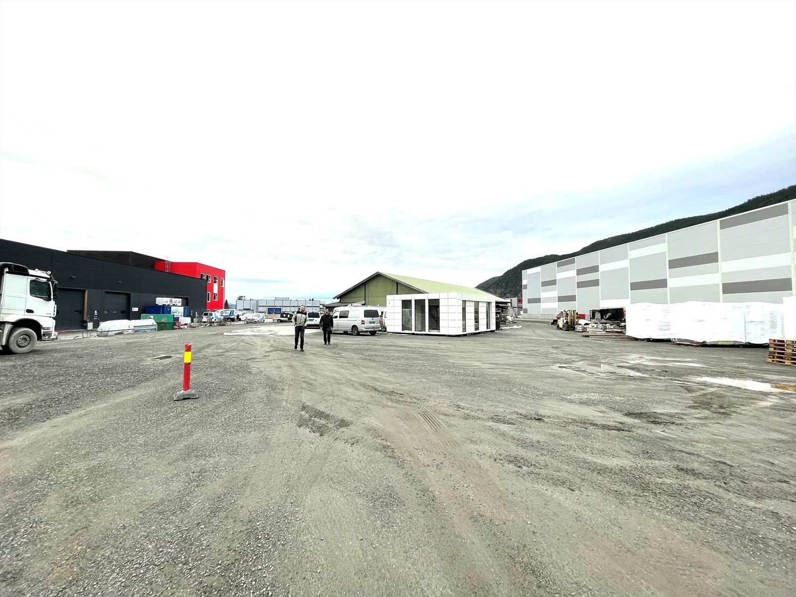 Nye næringsbygg på begge sider Galleribilde