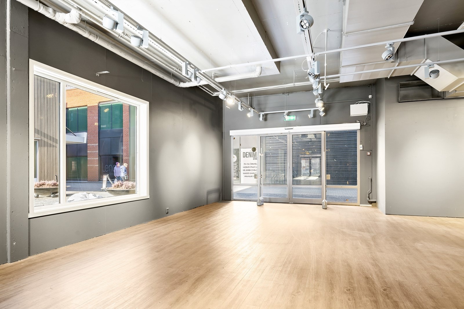 Skyvedør med automatisk åpning inn til lokalet Galleribilde