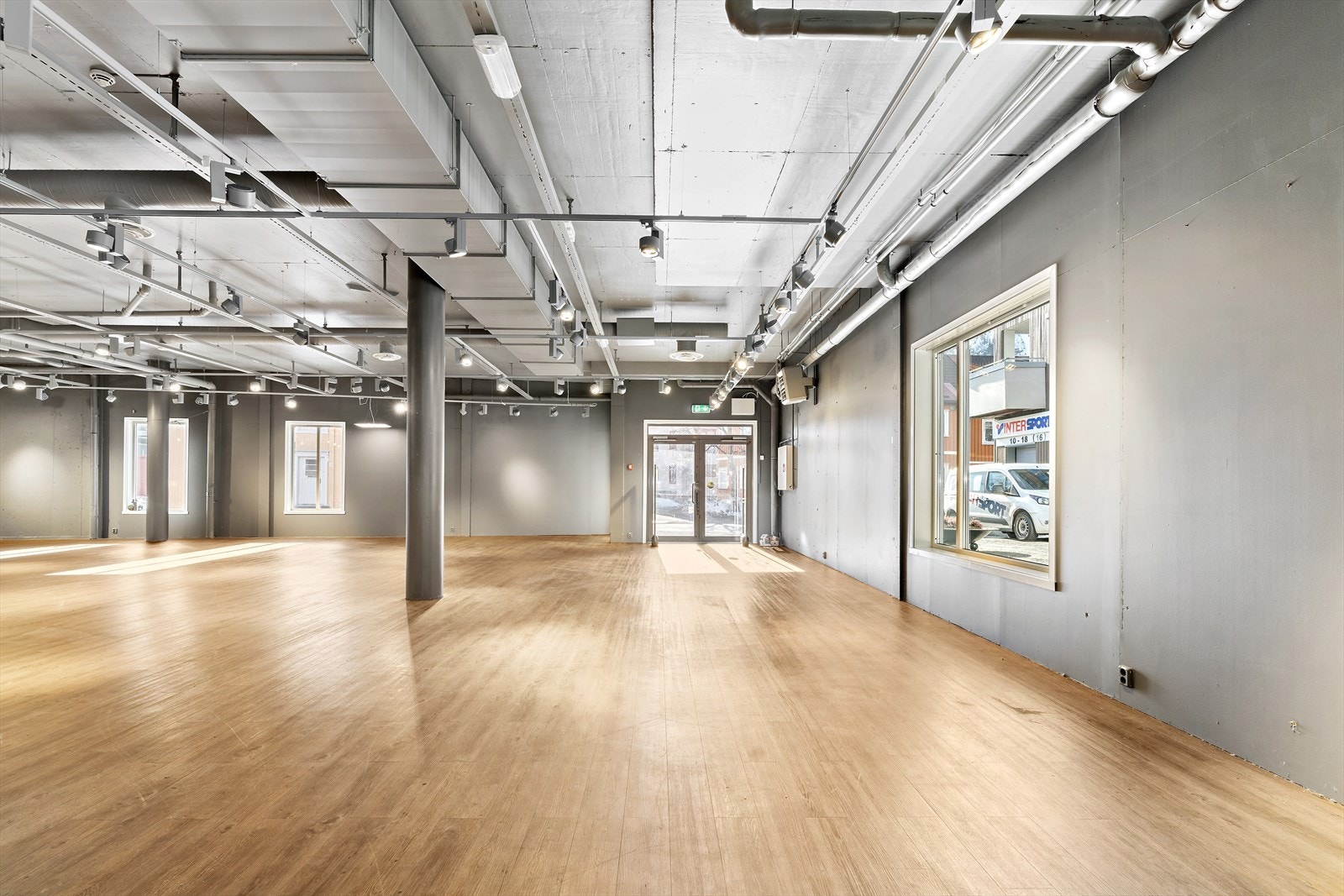 Mot inngangsdør - du ser parkeringsplass og Sjøsiden senter i vinduet på siden Galleribilde