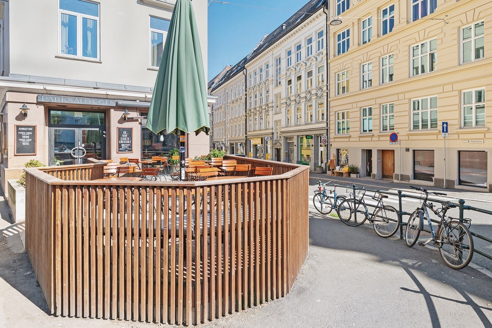 Flere populære spisesteder rett ved eiendommen, blant annet Parksalongen og Jungelpizza. Galleribilde