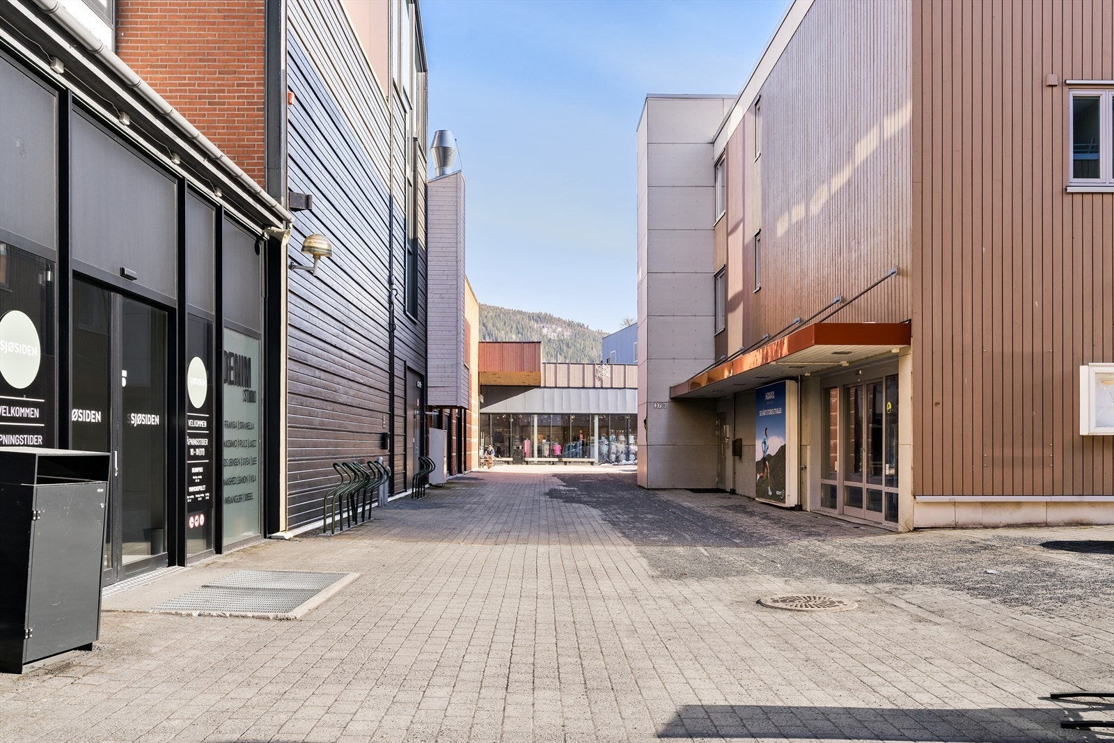 Sjøsiden senter består av flere bygninger Galleribilde