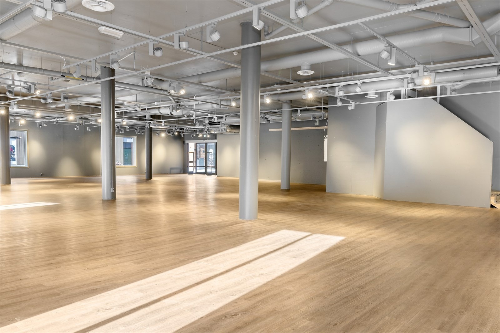 Tidligere leietaker har montert spotter i tak som gir et naturlig godt lys for feks butikkutstillinger Galleribilde