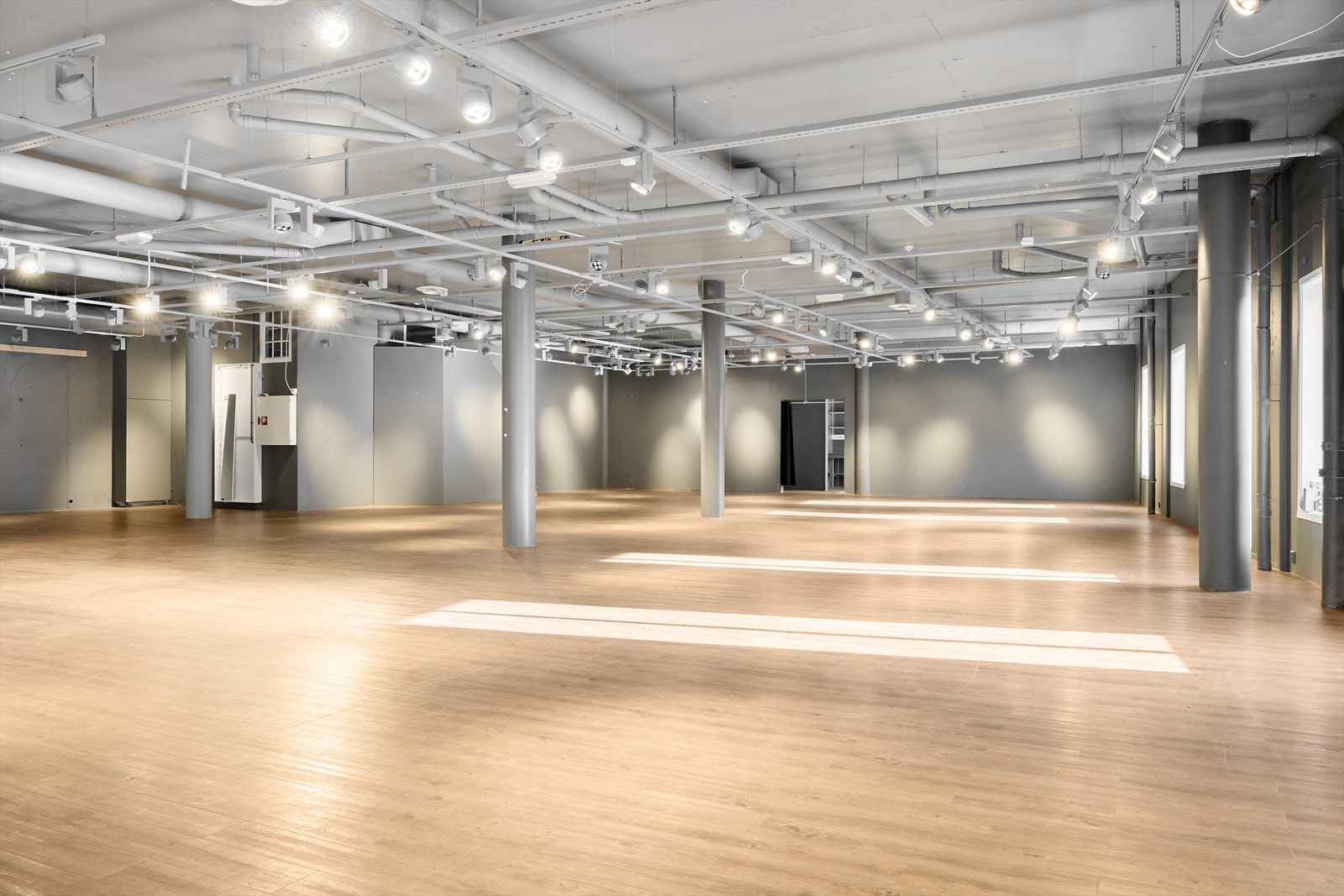 Stort, åpent lokale med godt lysinnslipp Galleribilde