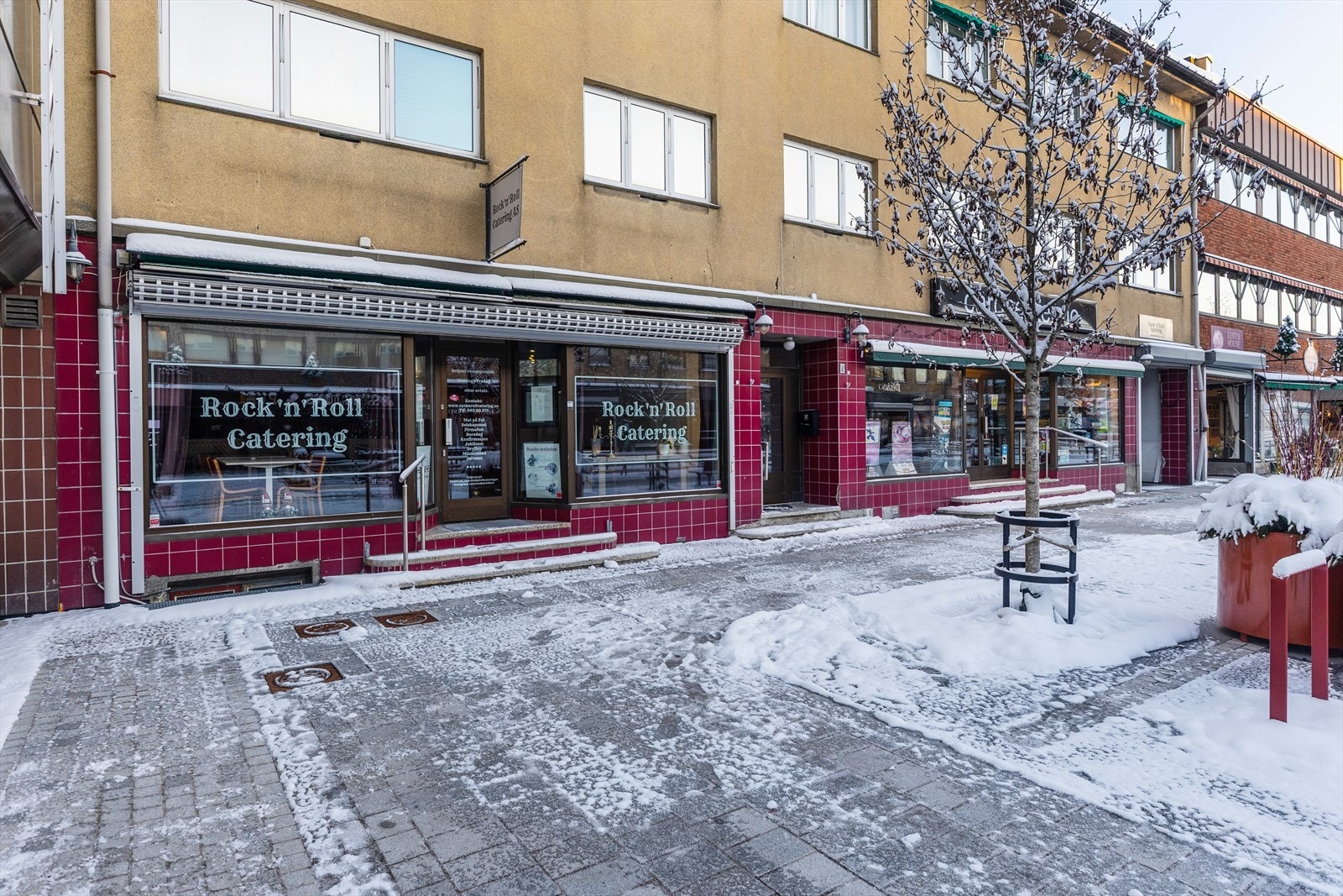 Ski sentrum med god profilering mot gågaten med butikker, service, offentlige kontorer og leiligheter. Galleribilde